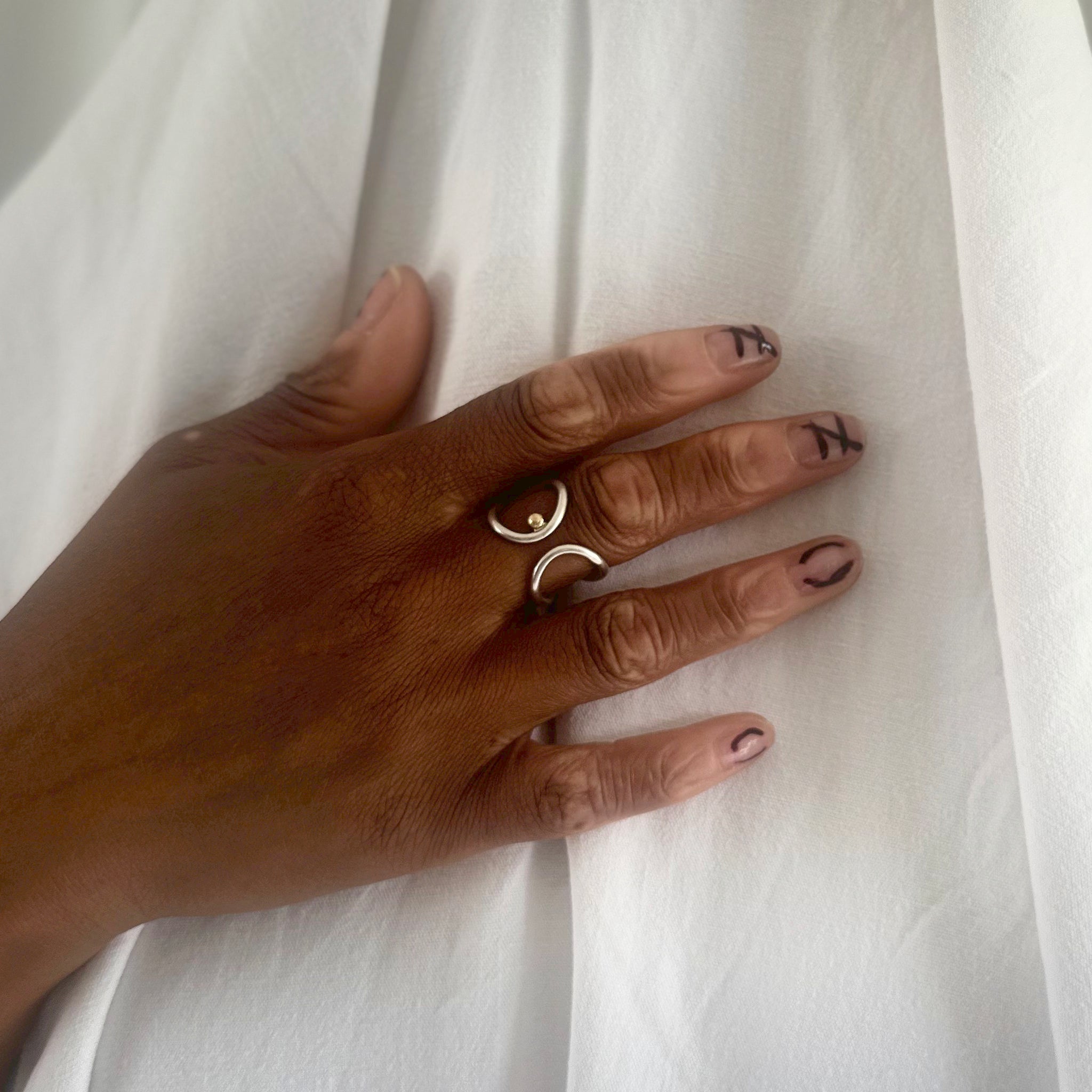 "Bague artisanale Tendaji portée - bijou raffiné argent et or français"