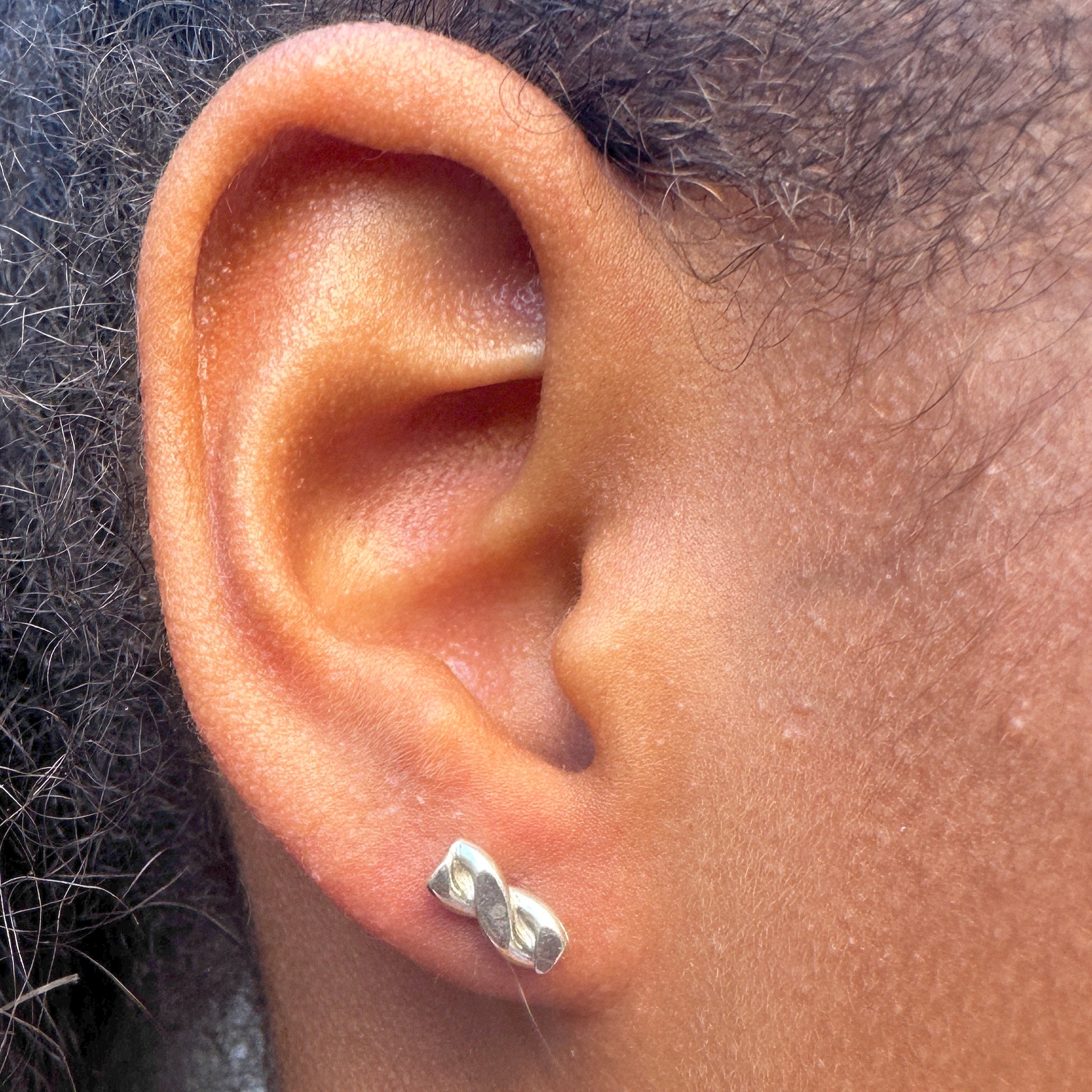 "Boucles d'oreilles Nilaja en argent 925 - puces torsadées design minimaliste"