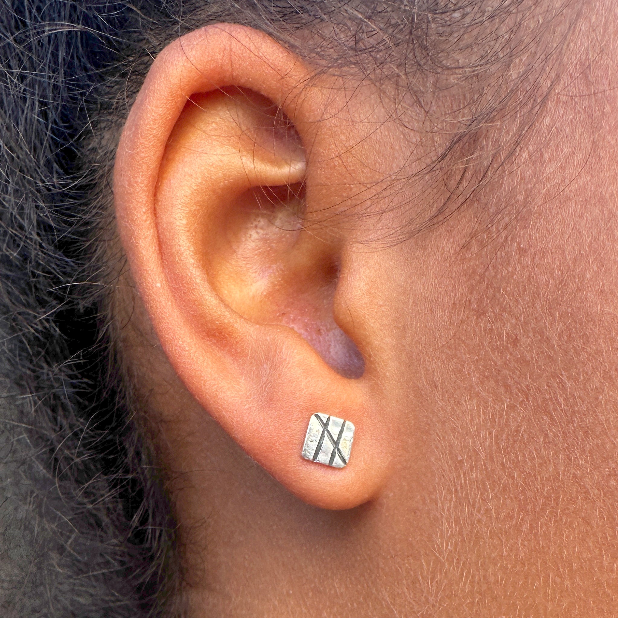 "Boucles d'oreilles puces carrées portées - bijoux minimalistes argent"