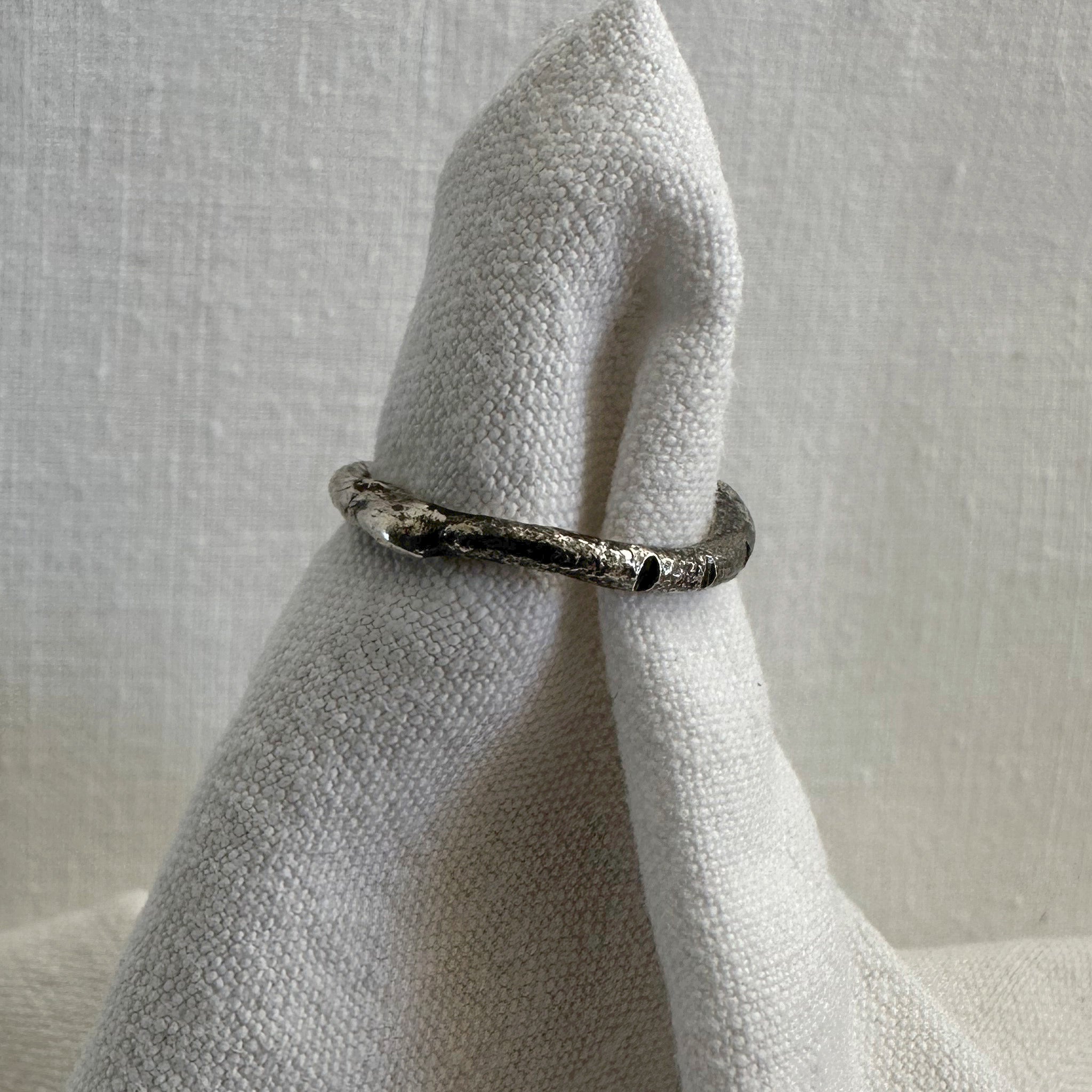 "Bague Nia en argent 925 réticulée - reliefs uniques façonnés au feu EMIKemi"