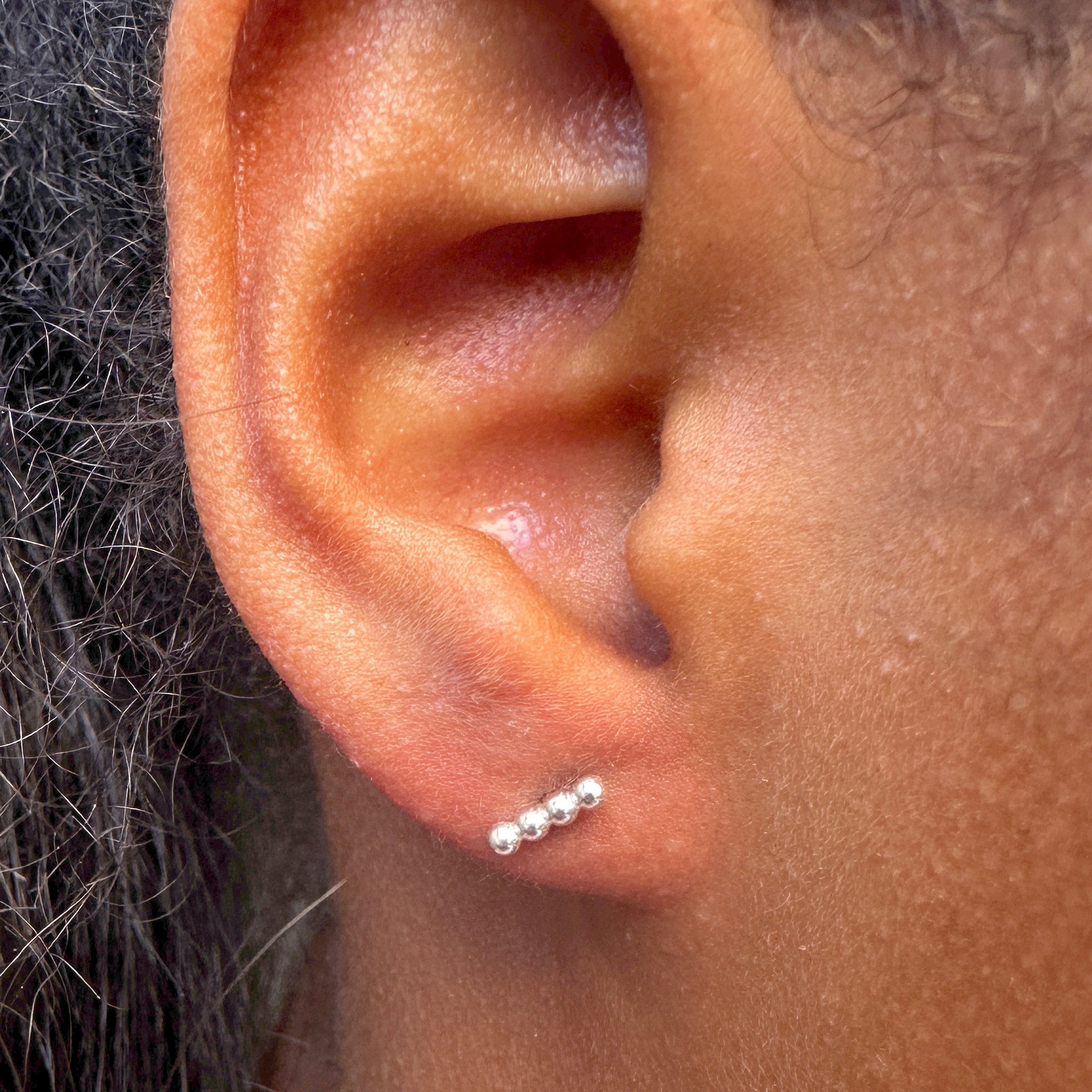 "Boucles d'oreilles puce Modibo portées - style minimaliste et élégant"