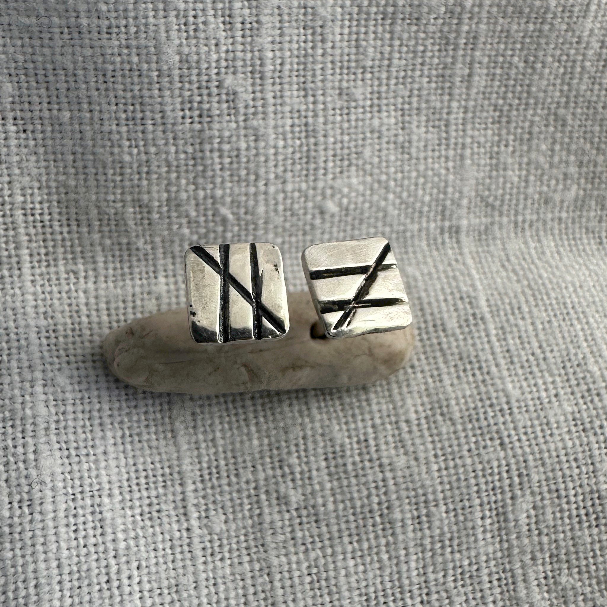 "Boucles d'oreilles puces carrées argent 925 Kadiatou gravées et oxydées"