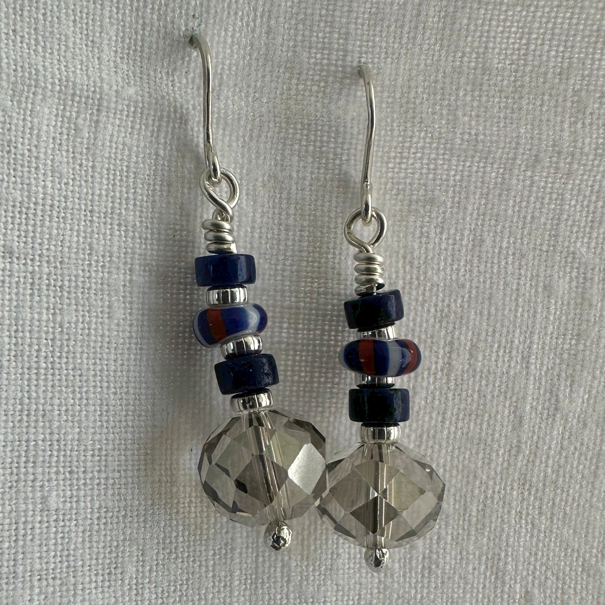 "Vue d'ensemble boucles d'oreilles Jalia - design vibrant argent et pierres naturelles"