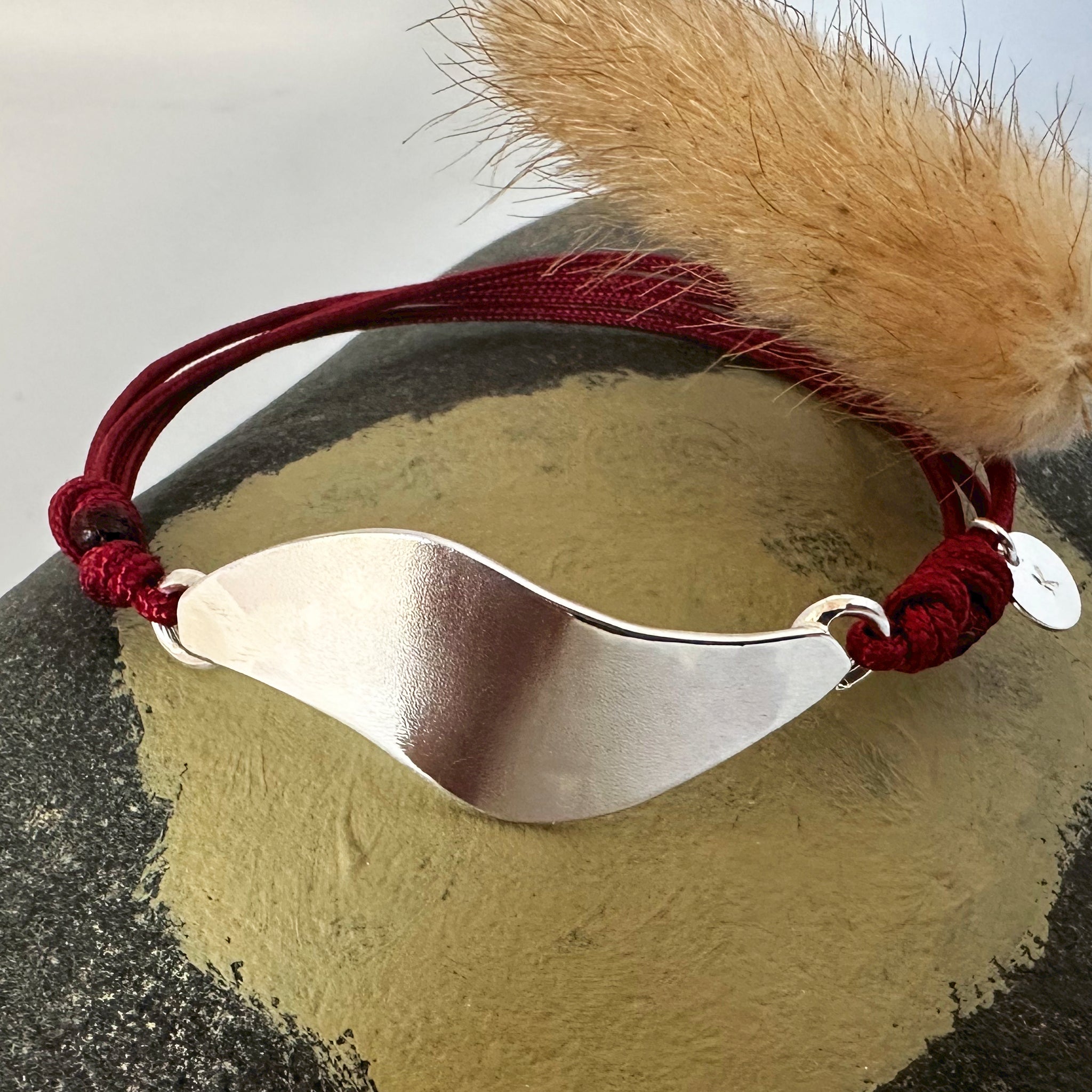 "Bracelet cordon Yeleen argent avec cordon grenat - design africain moderne"