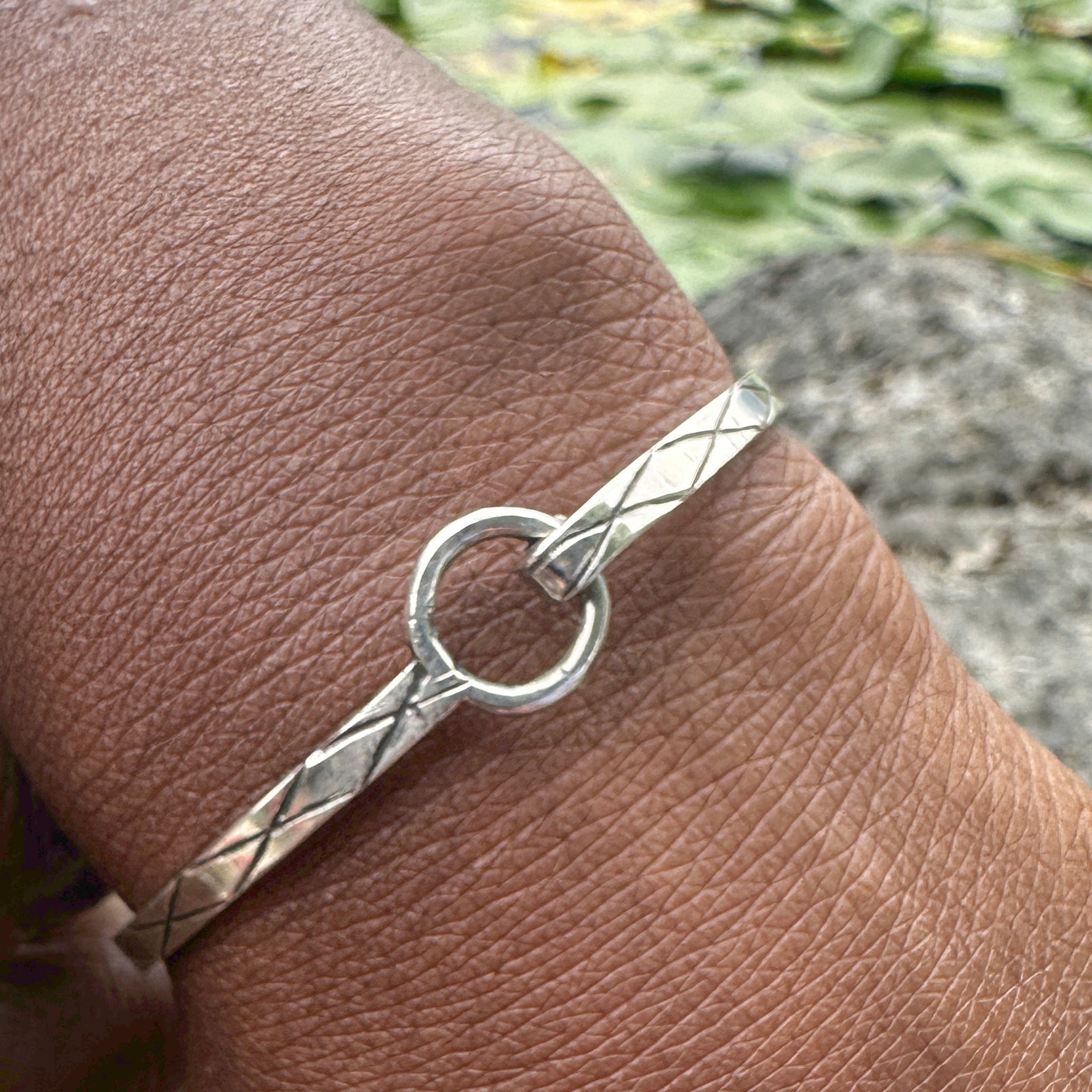 "Bracelet artisanal Simba porté - manchette fine argent 925 fait main"