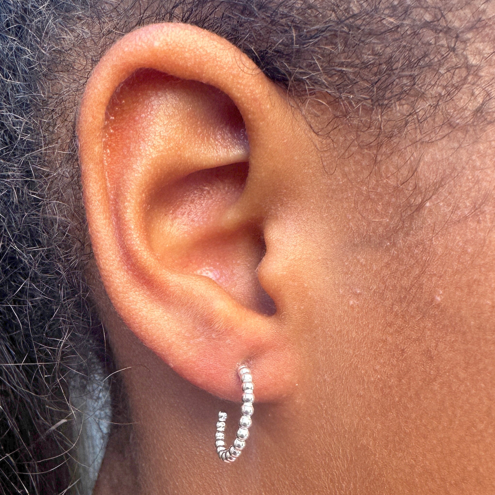 "Créoles minimalistes Kara en argent 925 - fil perlé artisanal Bretagne EMIKemi"