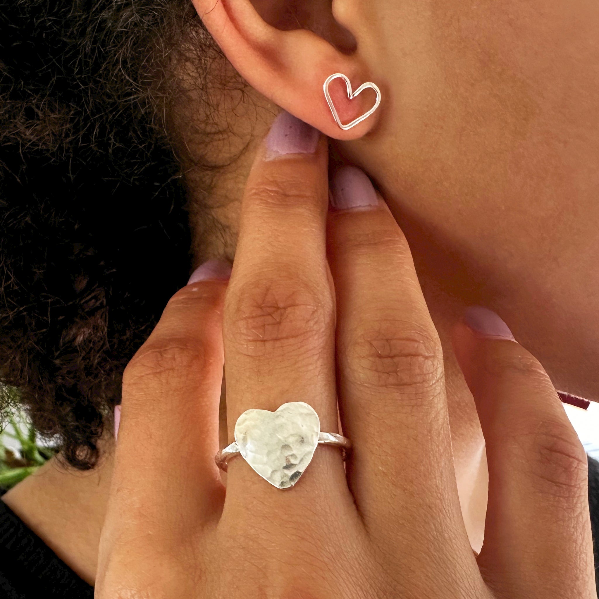 "Bague Ife avec boucles d'oreilles cœur assorties - collection romantique"