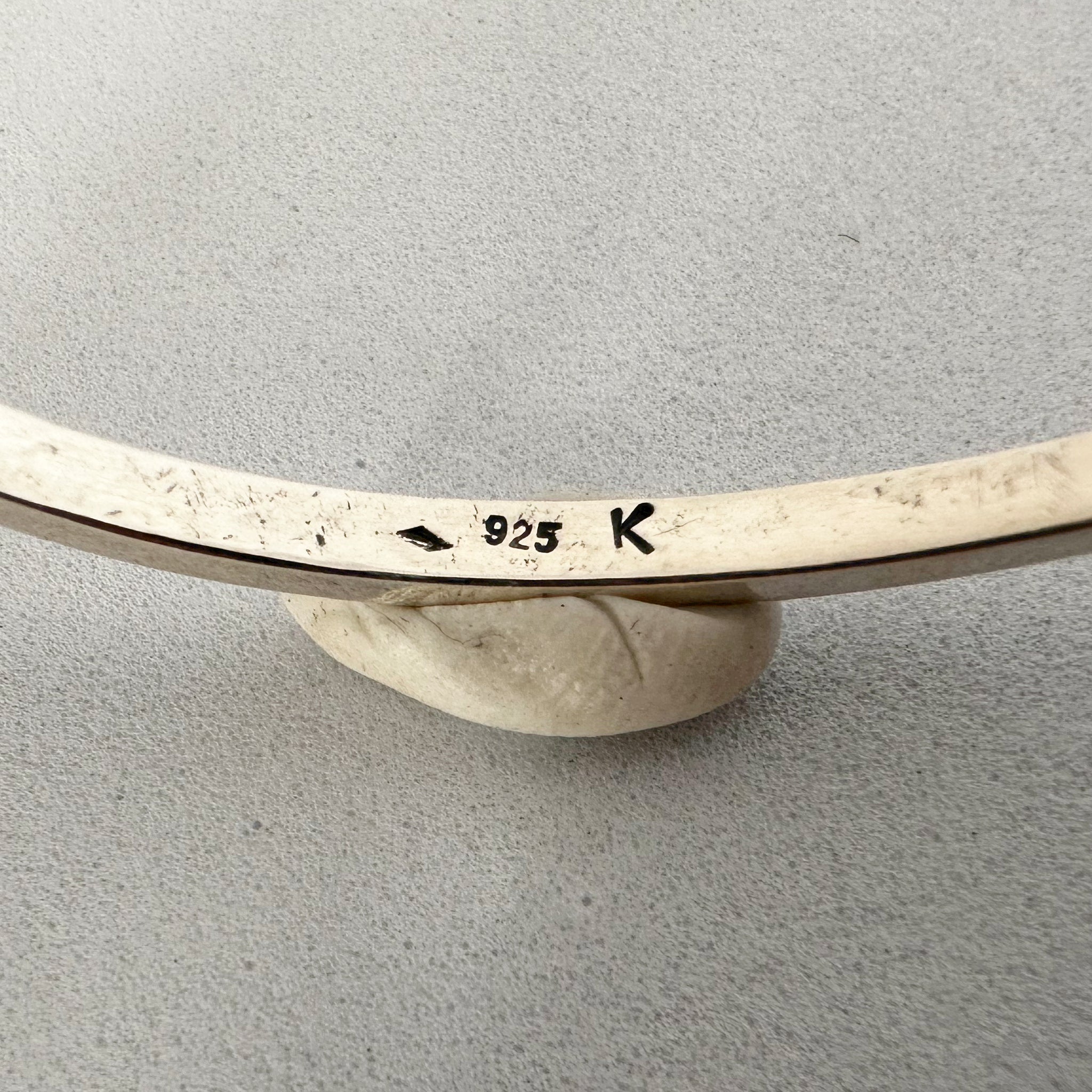 "Détail bracelet Simba - estampillage losange oxydé fermeture anneau crochet"