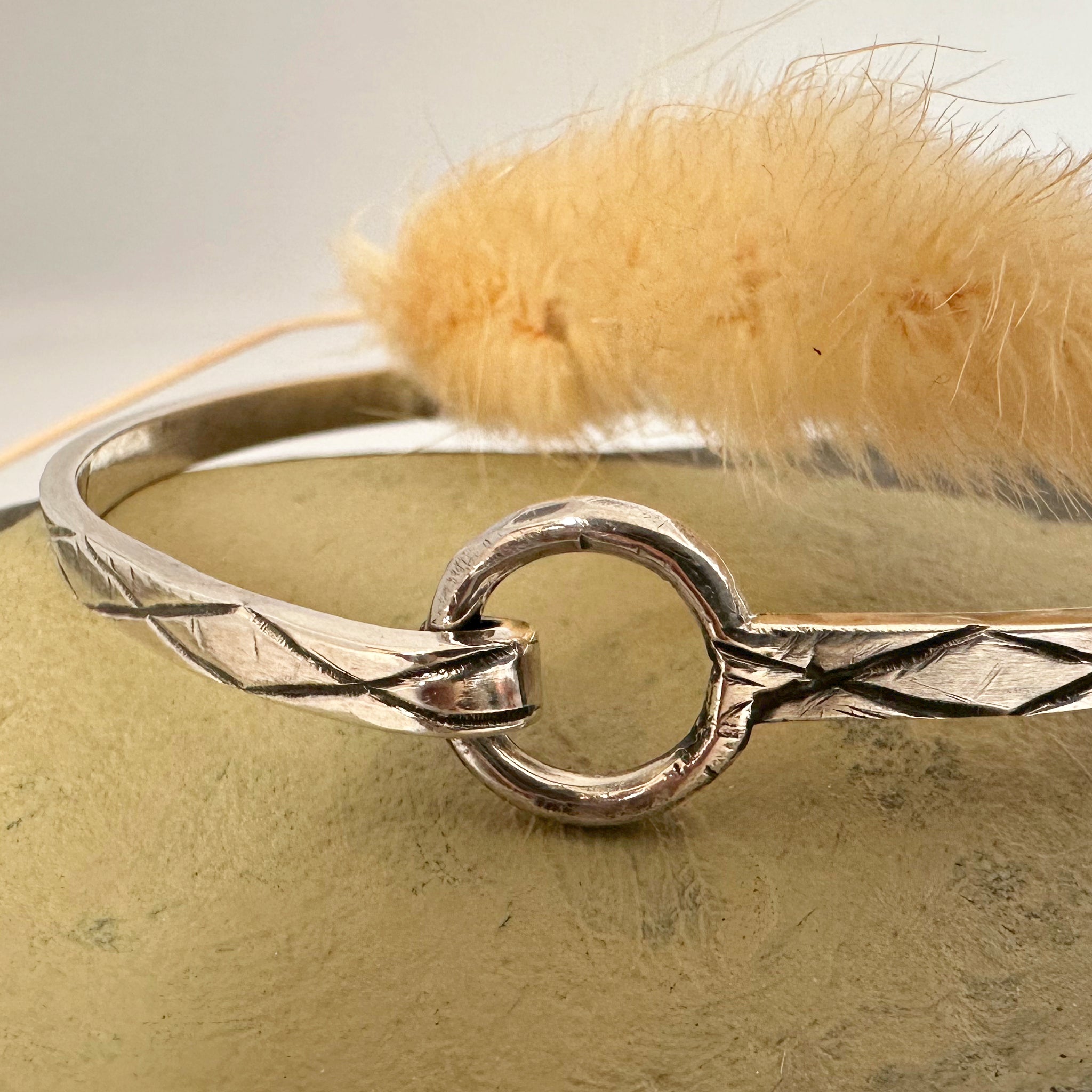 "Bracelet manchette fine Simba en argent 925 - motif losange estampillé EMIKemi"