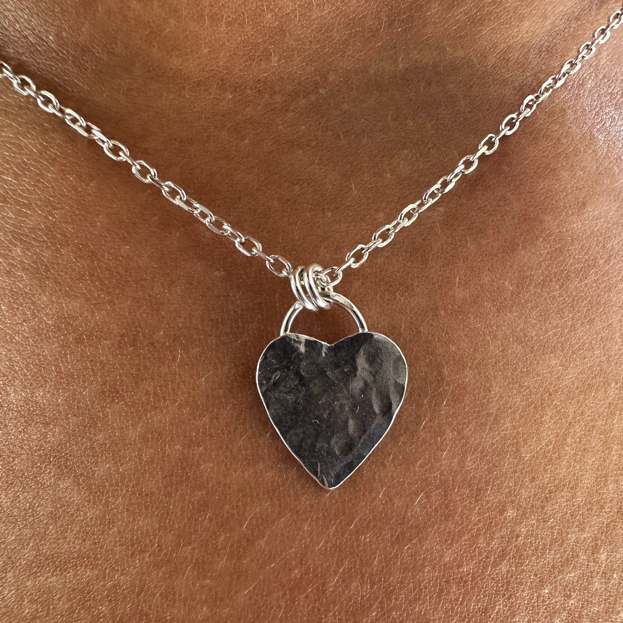 "Pendentif cœur Ife argent 925 - collier artisanal texture martelée"