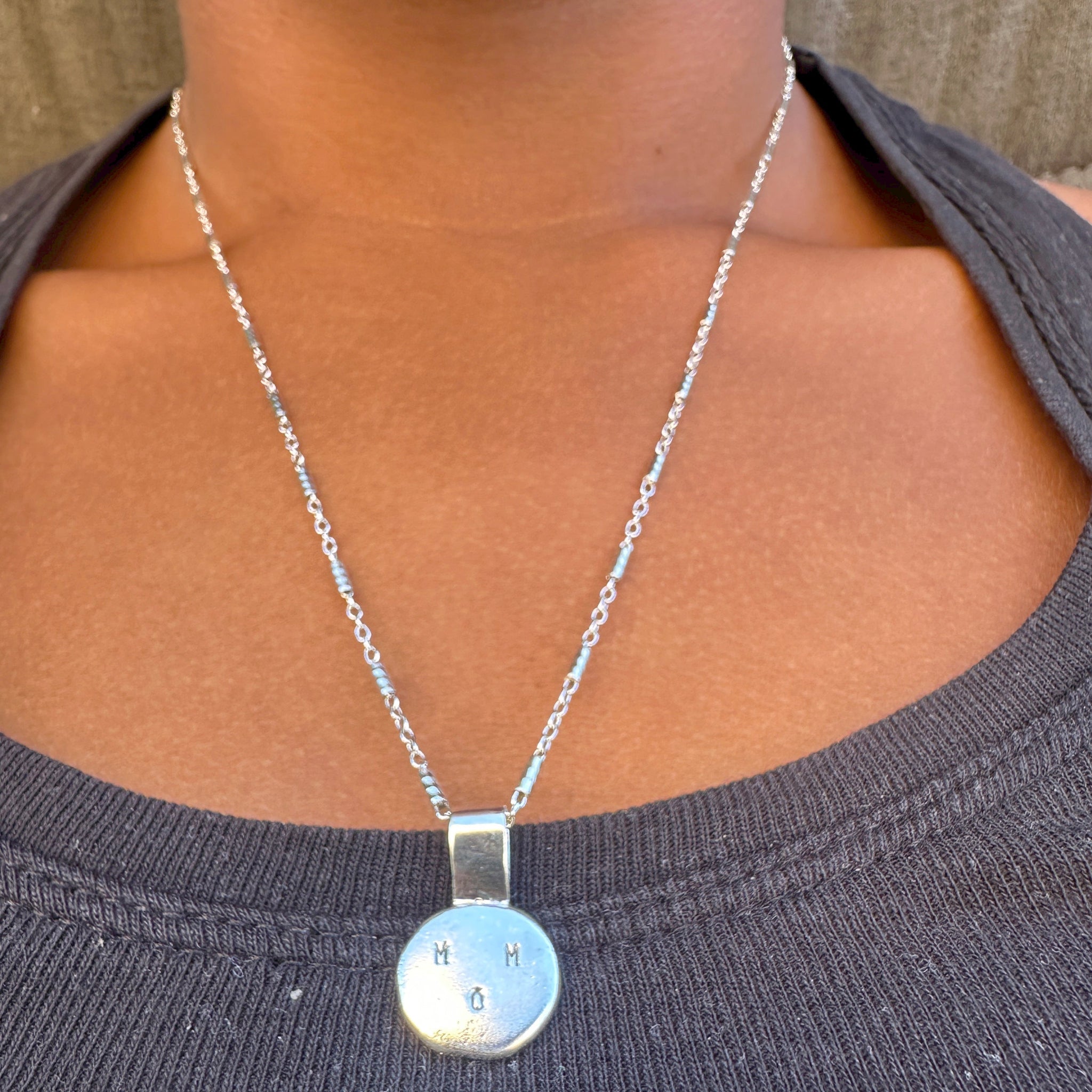 "Détail collier Meyya MOM - pendentif unique forme aléatoire argent 925"