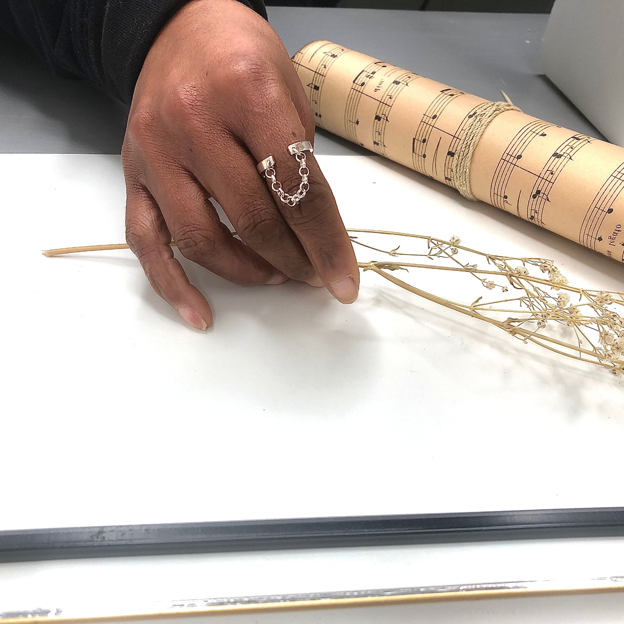 "Bague Isis avec chaîne en argent 925 portée - design sophistiqué EMIKemi"