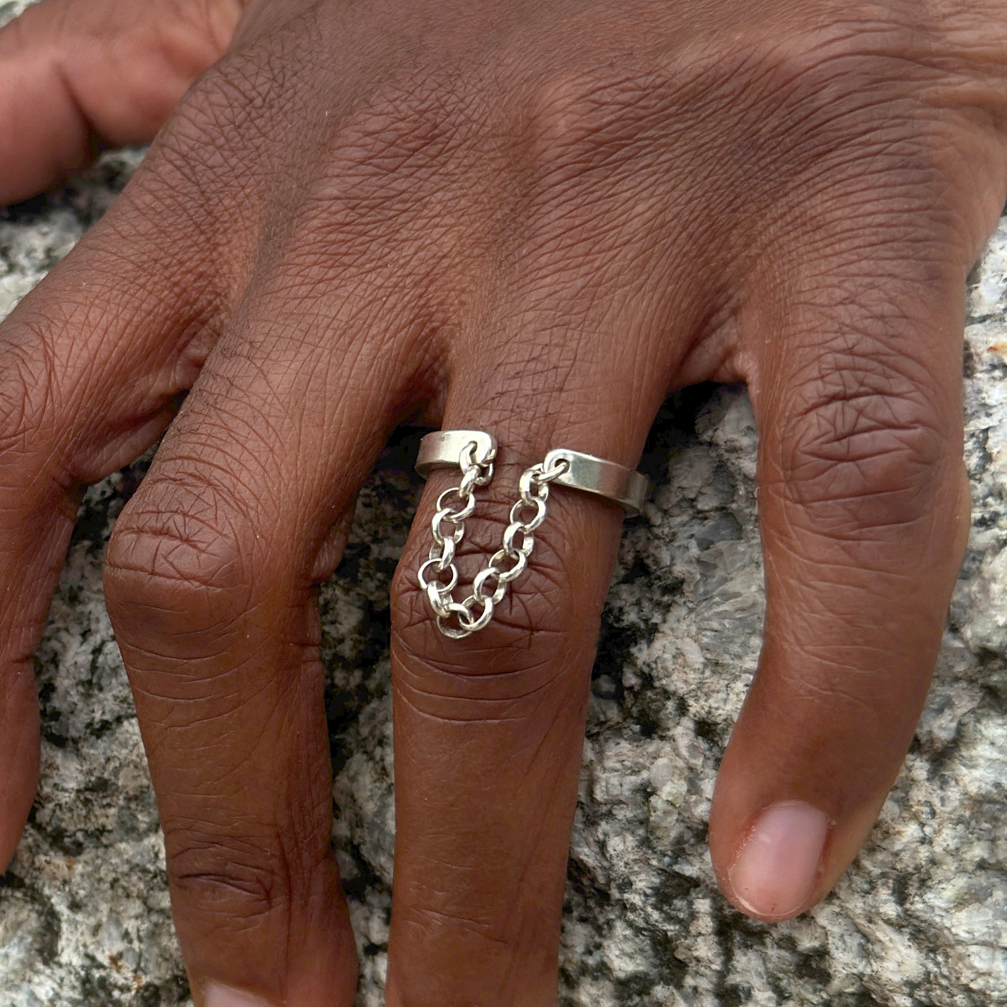 "Bague chaîne Isis portée - argent 925 style tendance français"