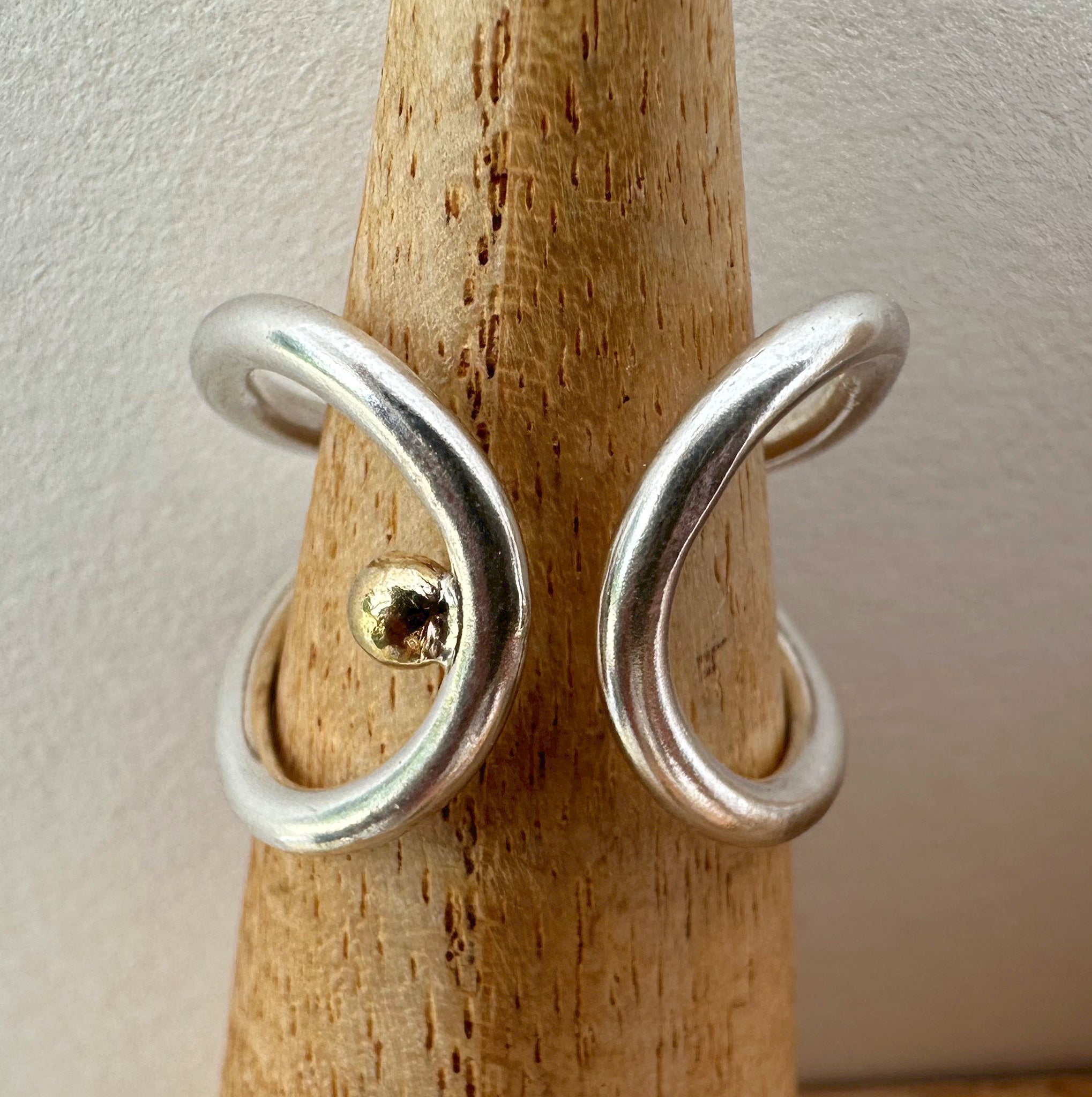 "Détail de la bague Tendaji - pépite d'or jaune sur argent massif"