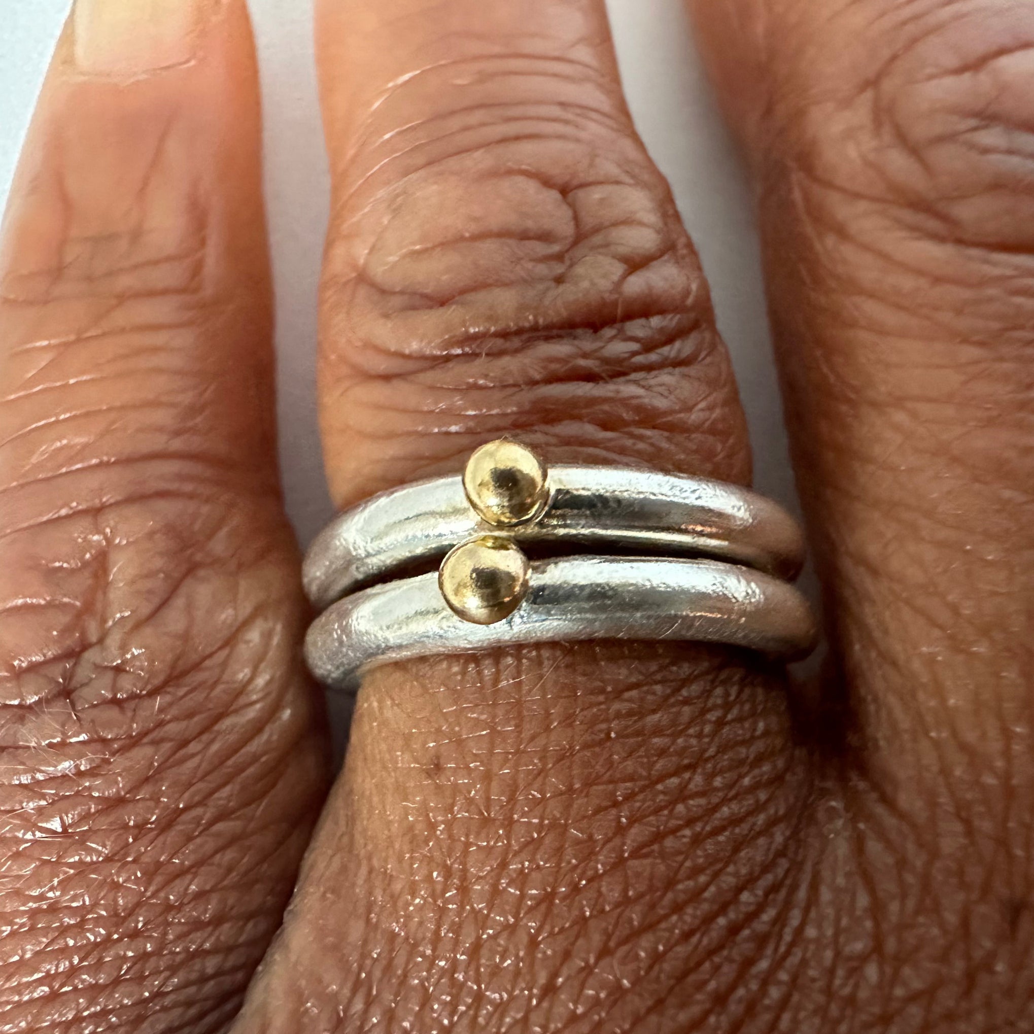"Bague pépite d'or Ayodeji portée - argent 925 et or 18K artisanal français"