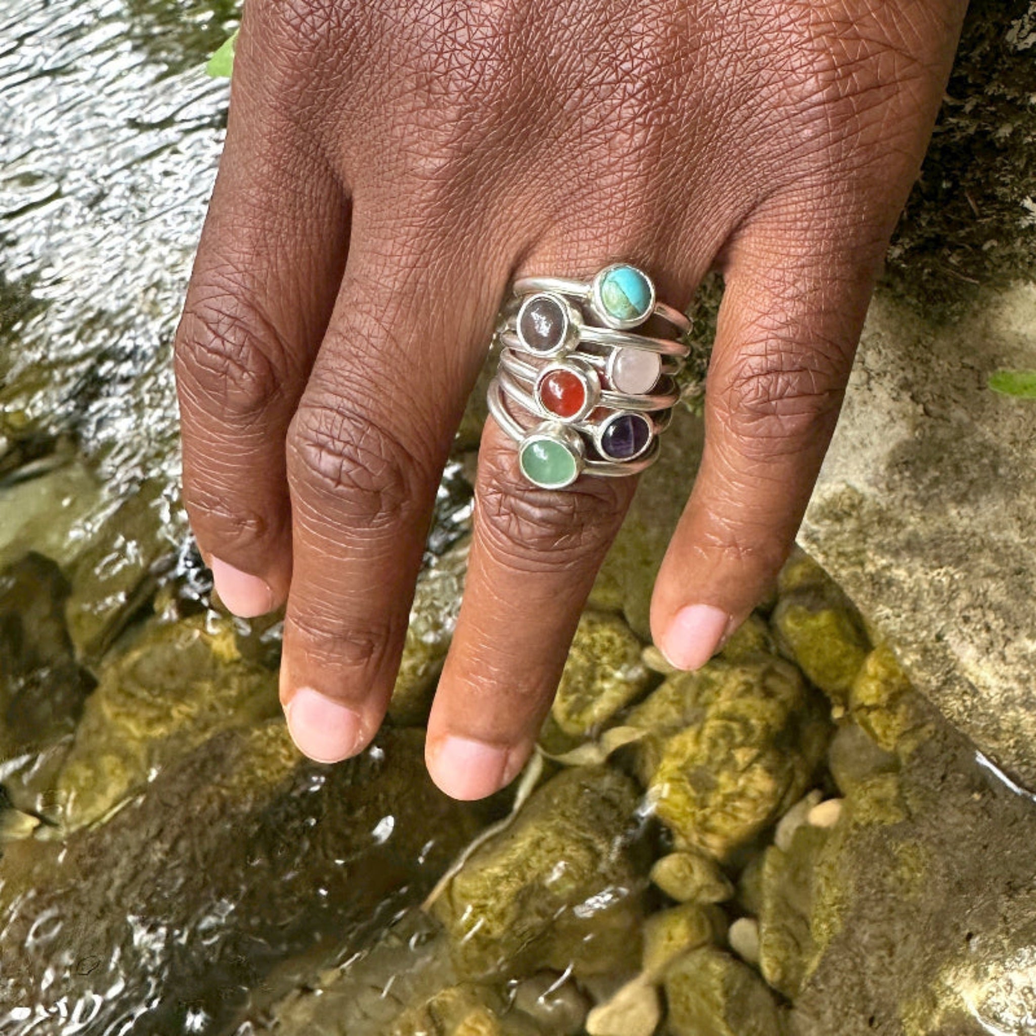 Les bagues sertis cols cabochon Dunya. En argent 925 et pierre natulle disponibles en turquoise, agat naturelle, agate indienne, quortz rose, aventurine, amethyste. 