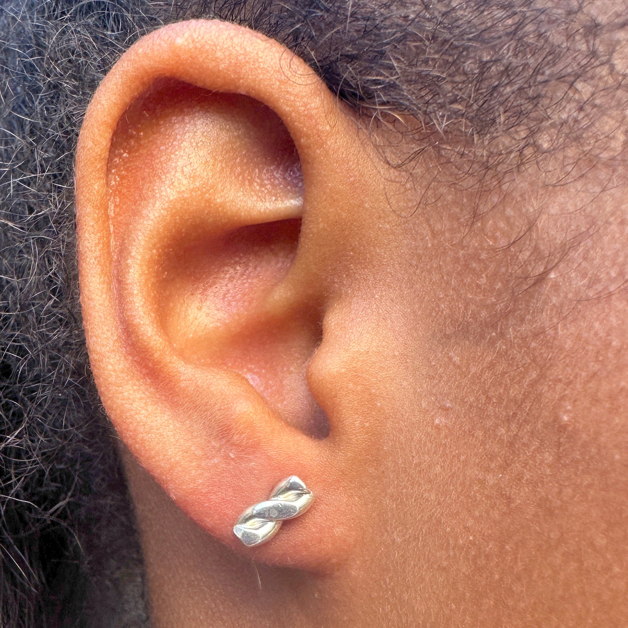 "Boucles d'oreilles puces Nilaja portées - style discret et élégant"