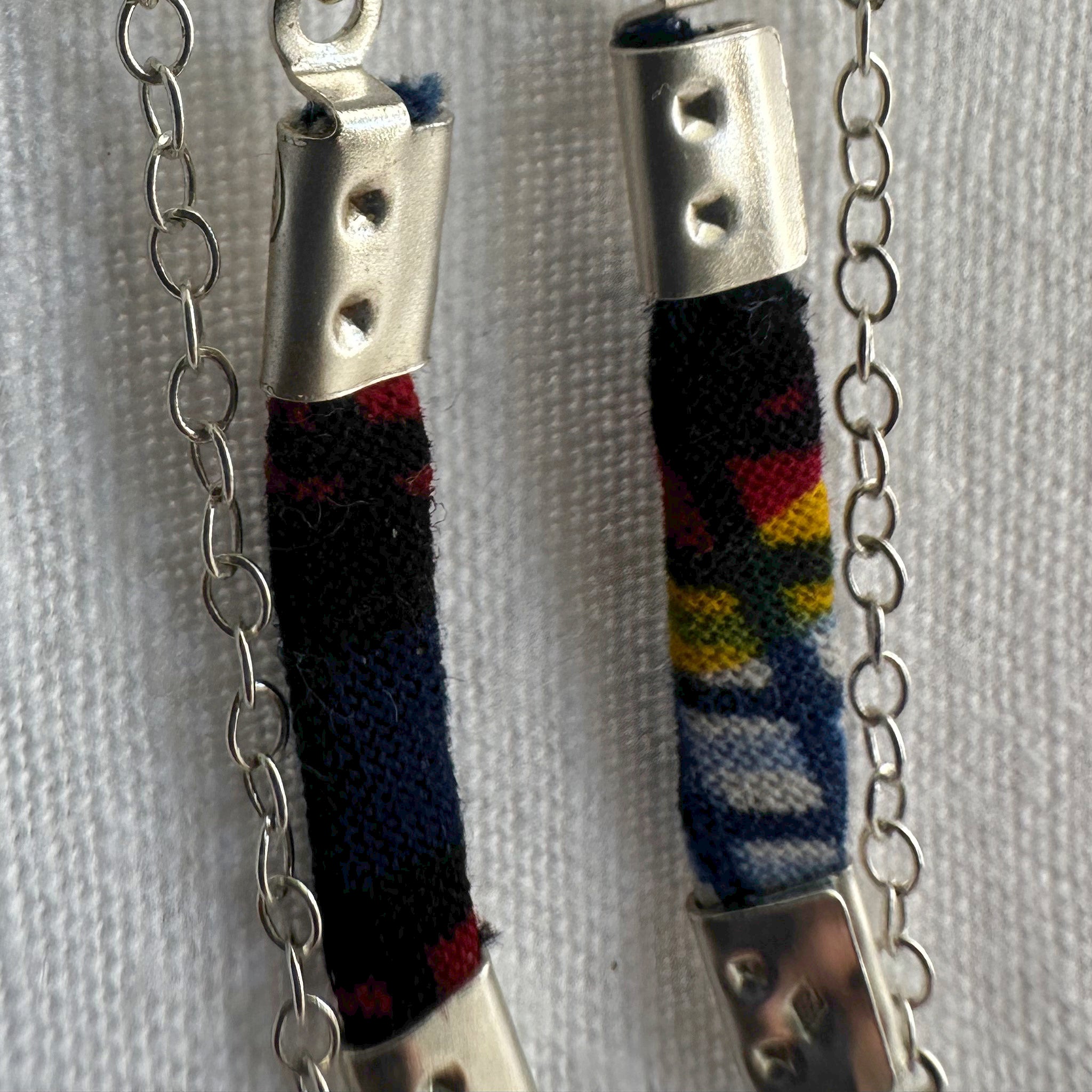 "Détail chaîne argent et tissu wax boucles d'oreilles artisanales"