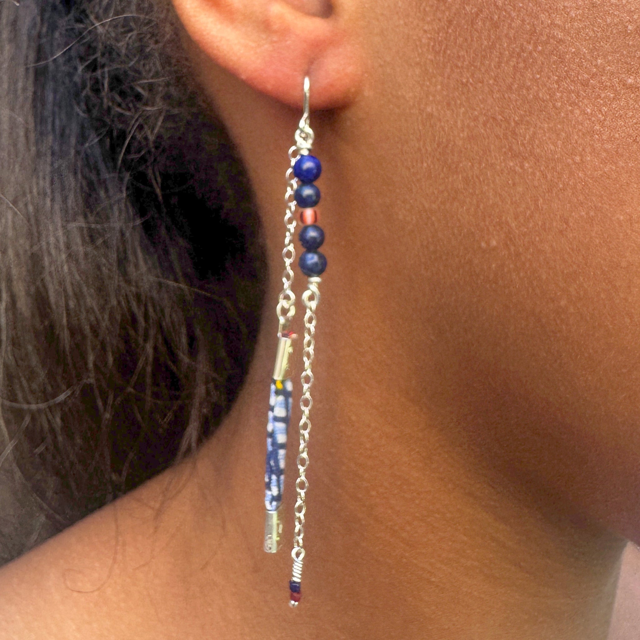 "Boucles d'oreilles pendantes portées - bijoux fait main Bretagne"