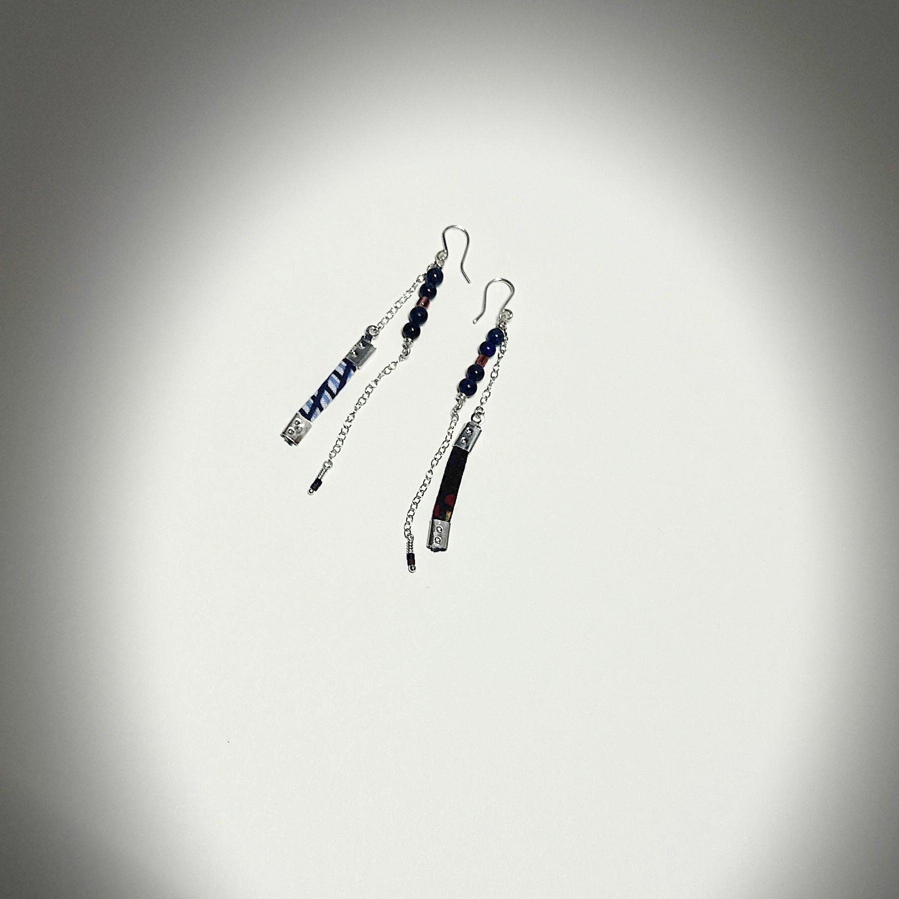 "Boucles d'oreilles argent 925 Nijala avec lapis-lazuli et perles Ghana sur fond blanc"