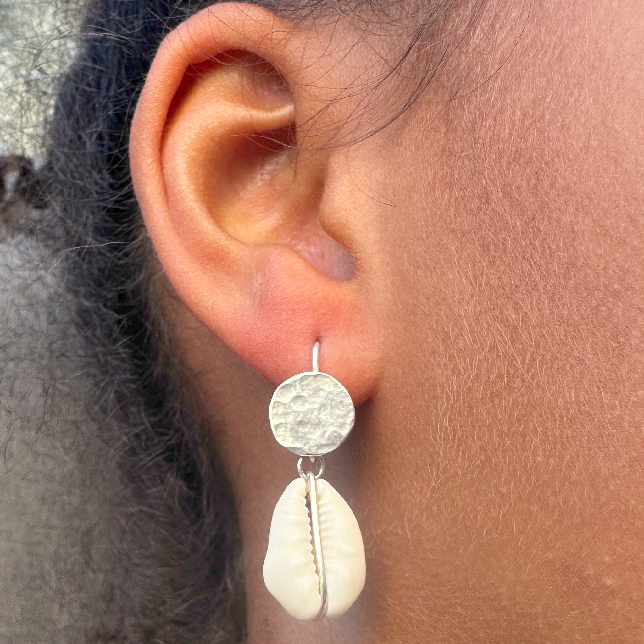"Boucles d'oreilles Elaheh en argent 925 martelé avec cauris de Côte d'Ivoire"