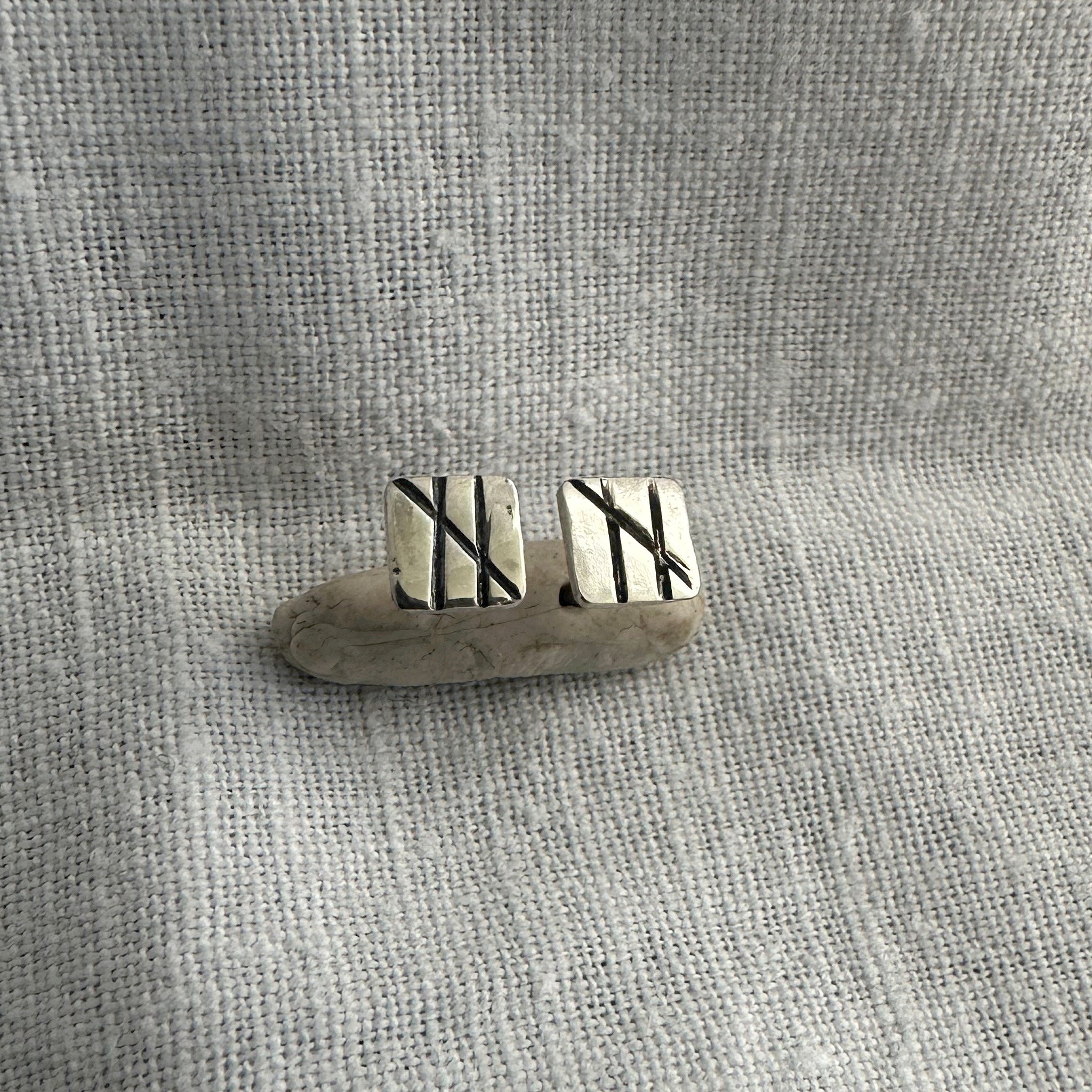 "Détail motif gravé scarifications africaines puces argent 925"