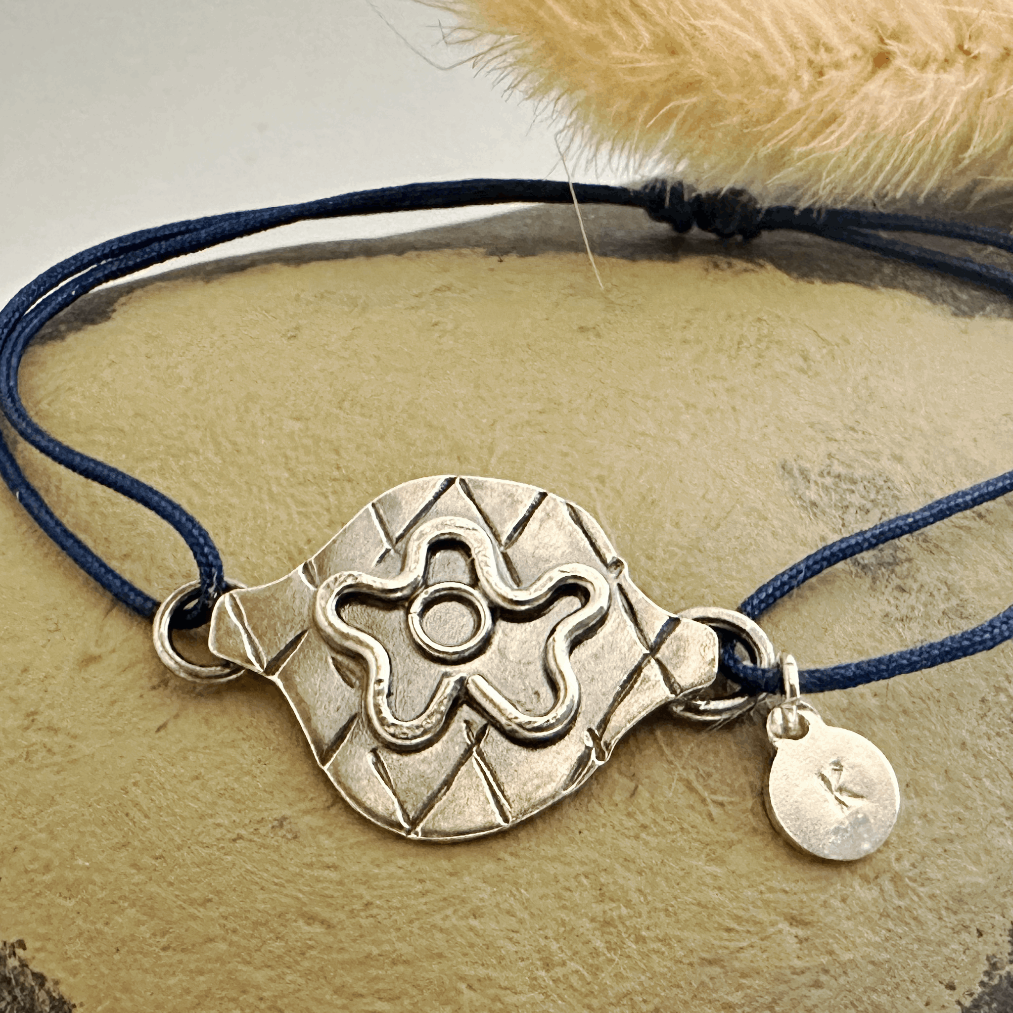 "Détail du bracelet fleur Esi - texture argent estampillée et oxydée EMIKemi"