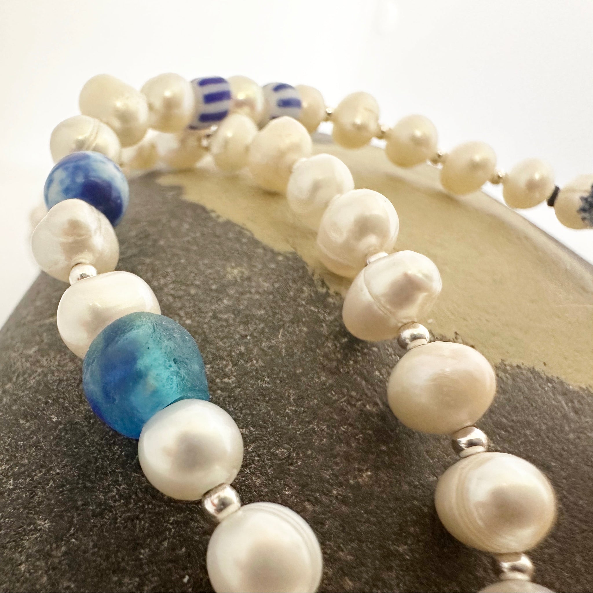 "Détail collier Kadia - perles de culture eau douce perles verre africaines argent"