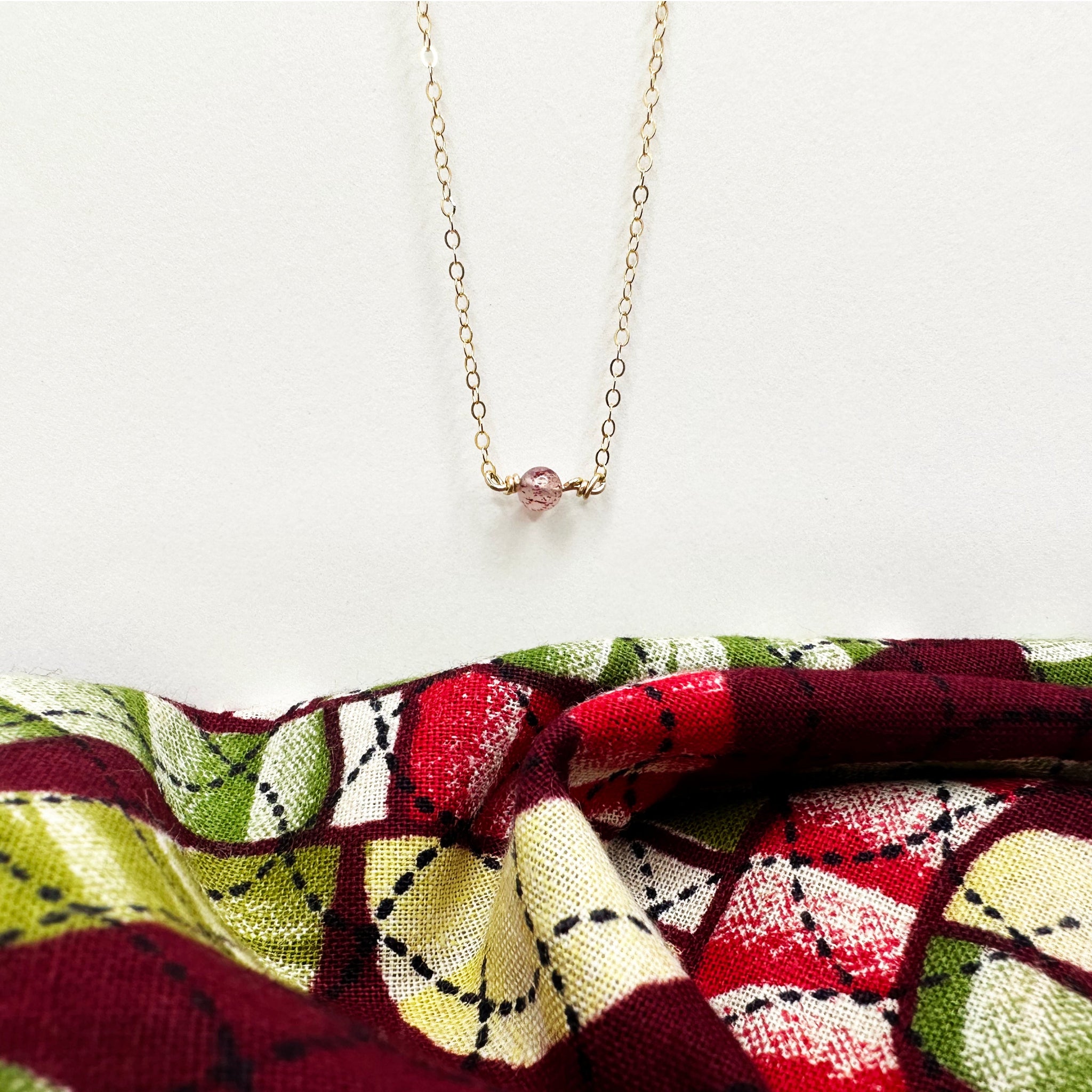 "Collier Quibilah gold filled quartz fraise - pierre 4mm chaîne forçat"