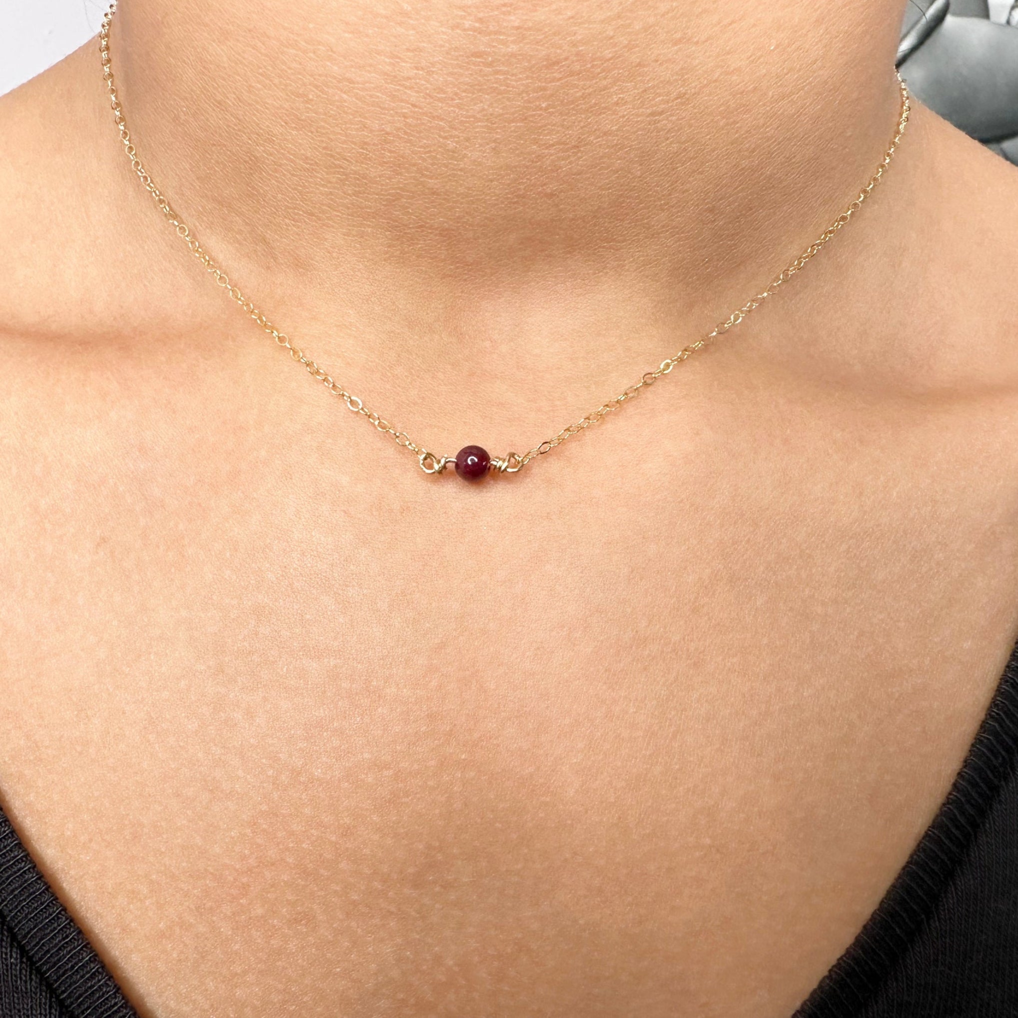 "Collier Quibilah gold filled 14K avec pierre grenat - minimaliste EMIKemi"