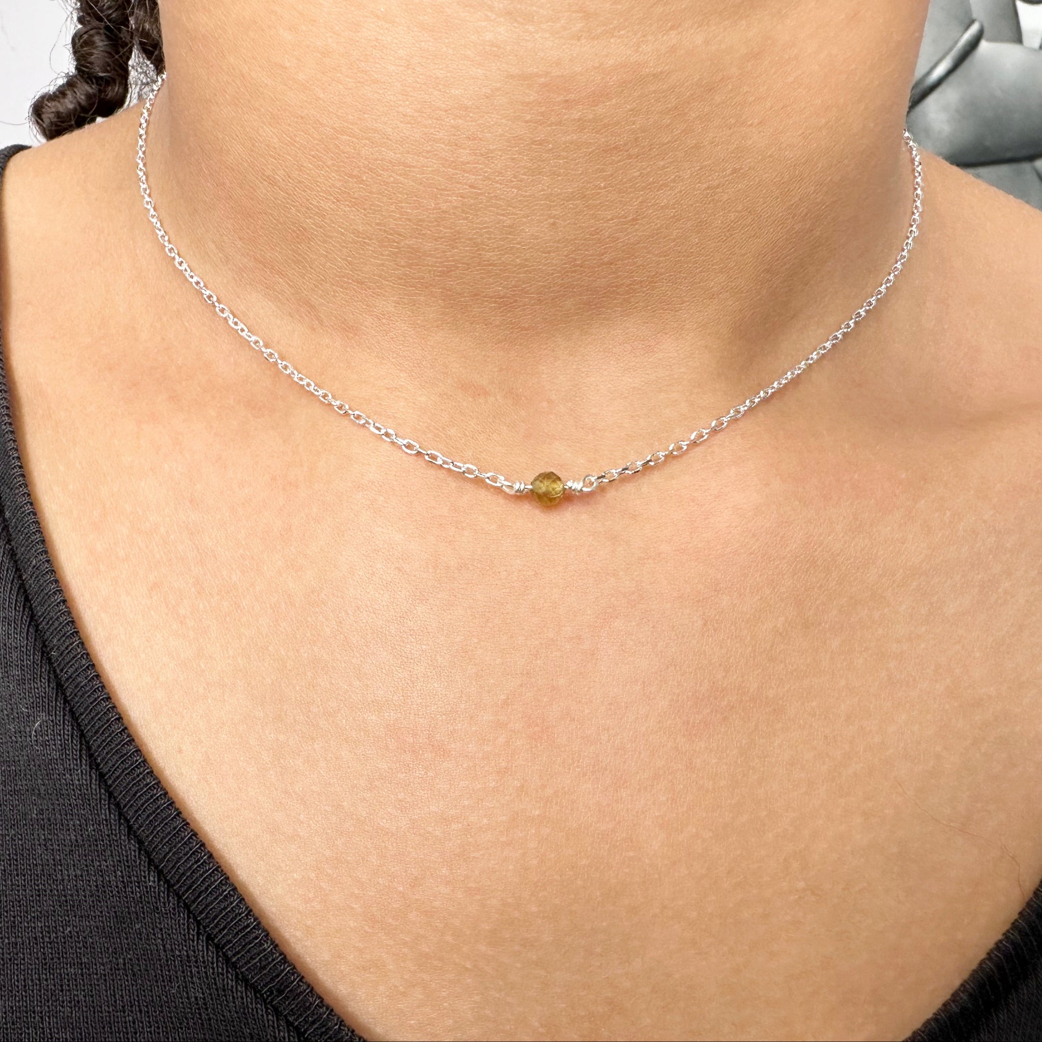 "Collier une pierre Quibilah argent grenat vert - design minimaliste"