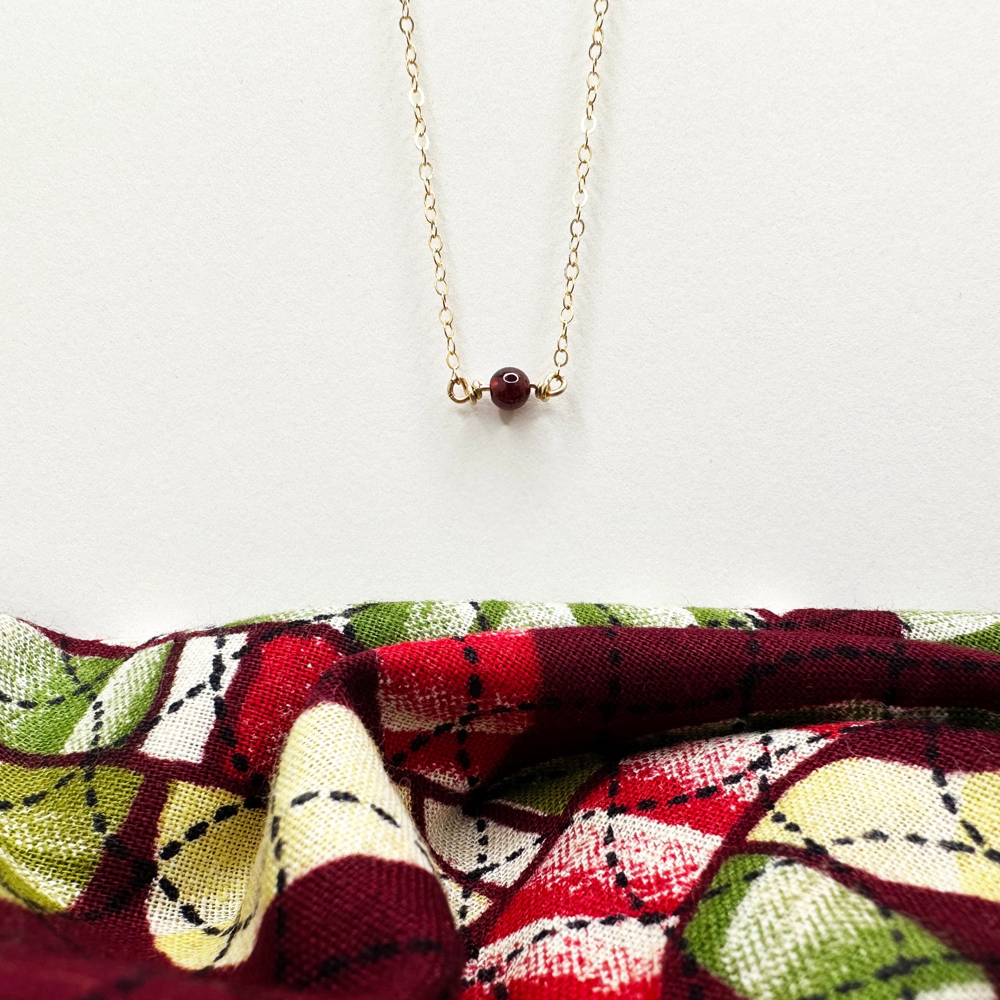 "Collier Quibilah gold filled grenat - bijou minimaliste artisanal"