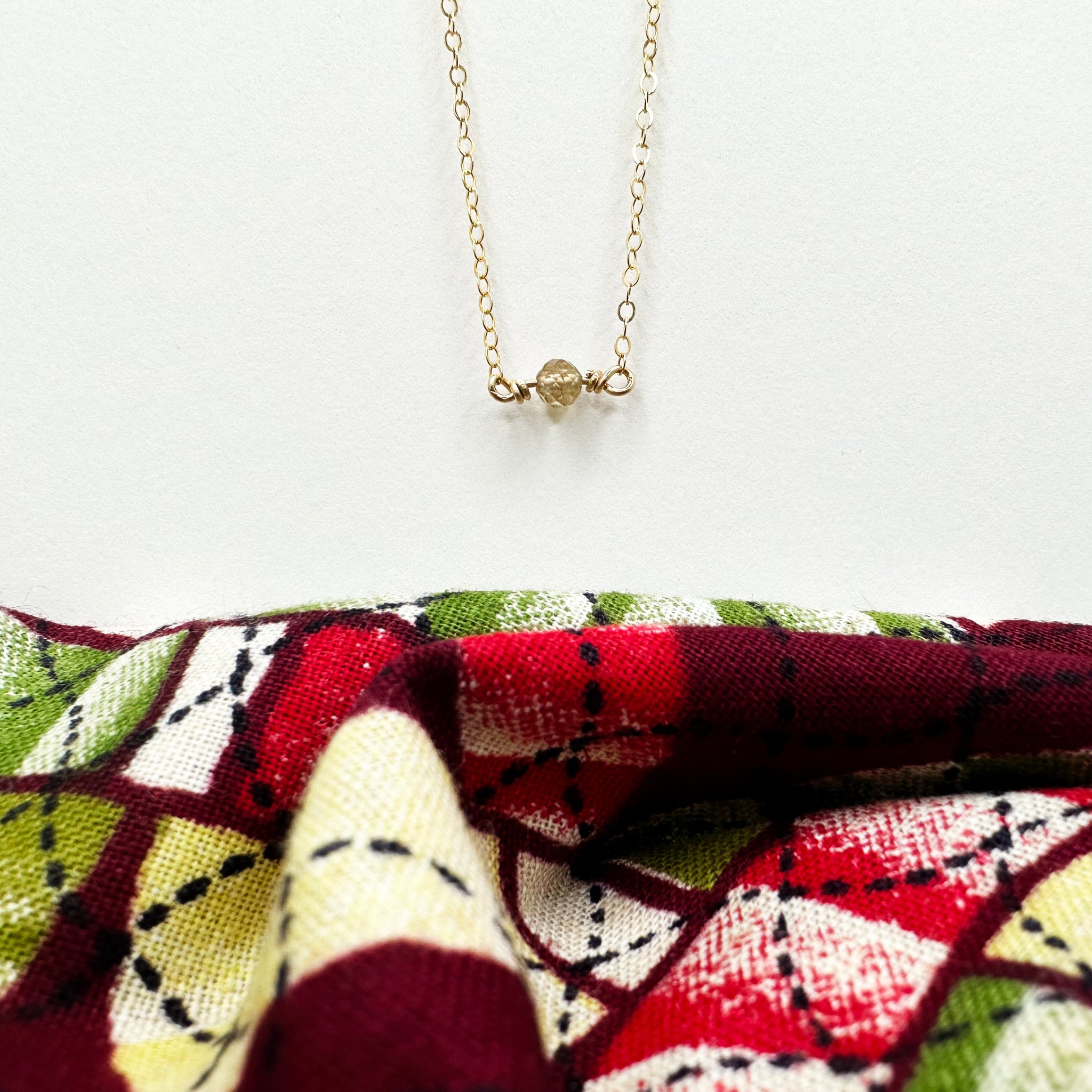 "Collier Quibilah gold filled grenat vert facetté - chaîne forçat 40cm"