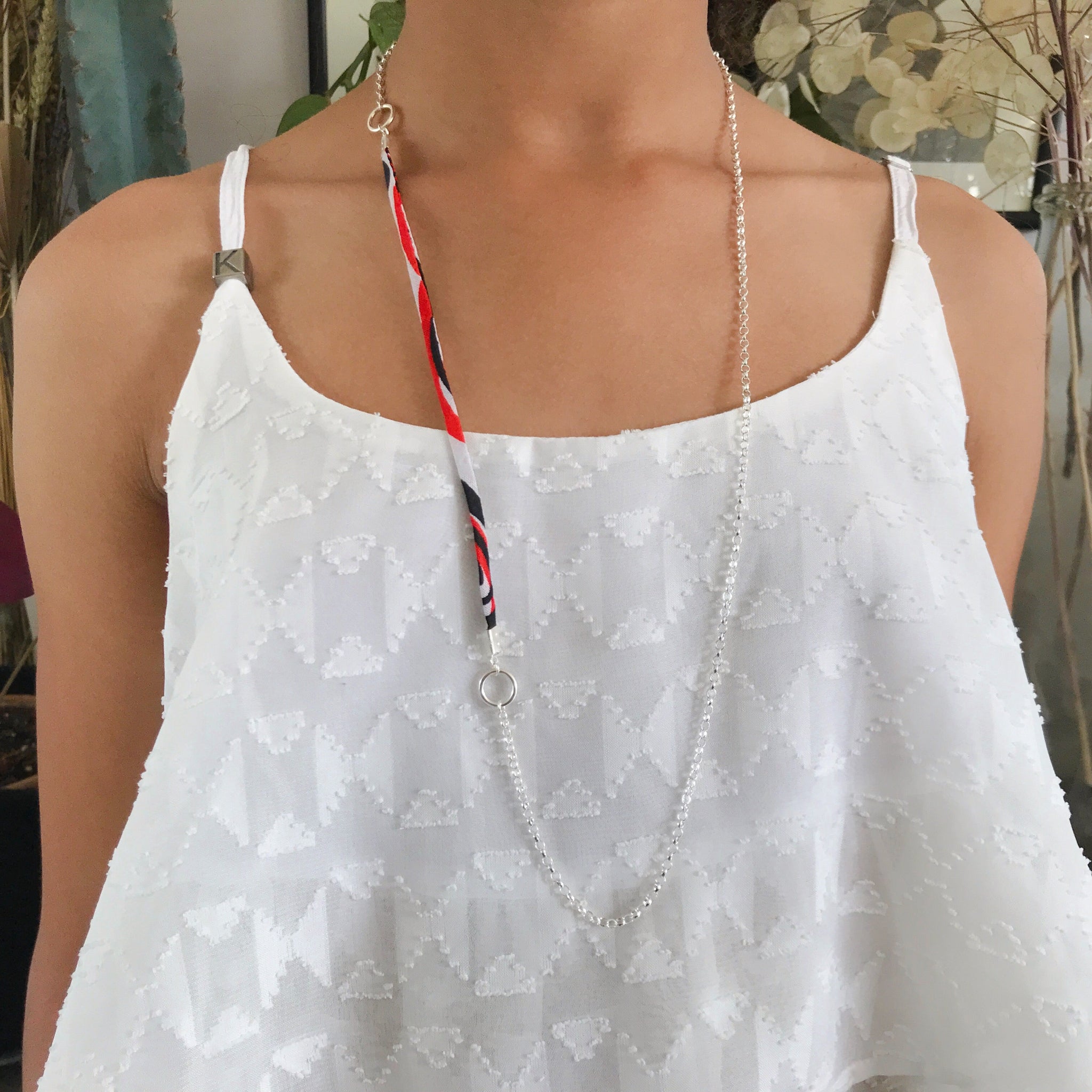 "Sautoir Ivy wax rouge et argent - collier tissu africain unique"