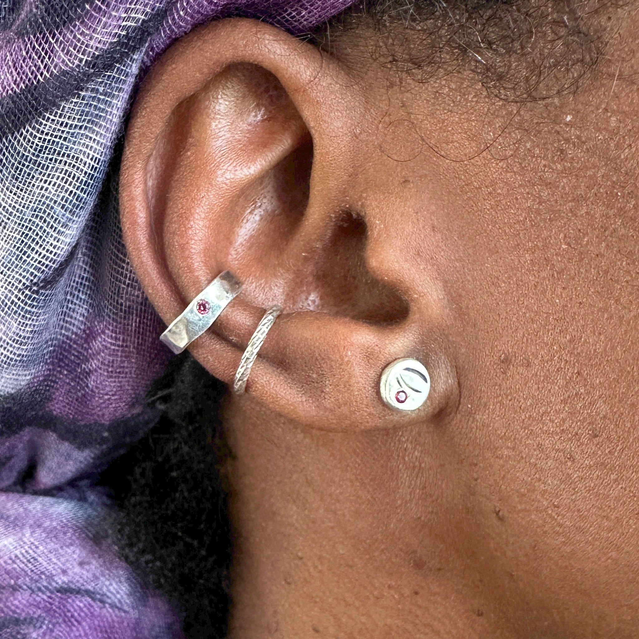 "Femme portant les boucles d'oreilles Bintou EMIKemi - puces argent et grenat"