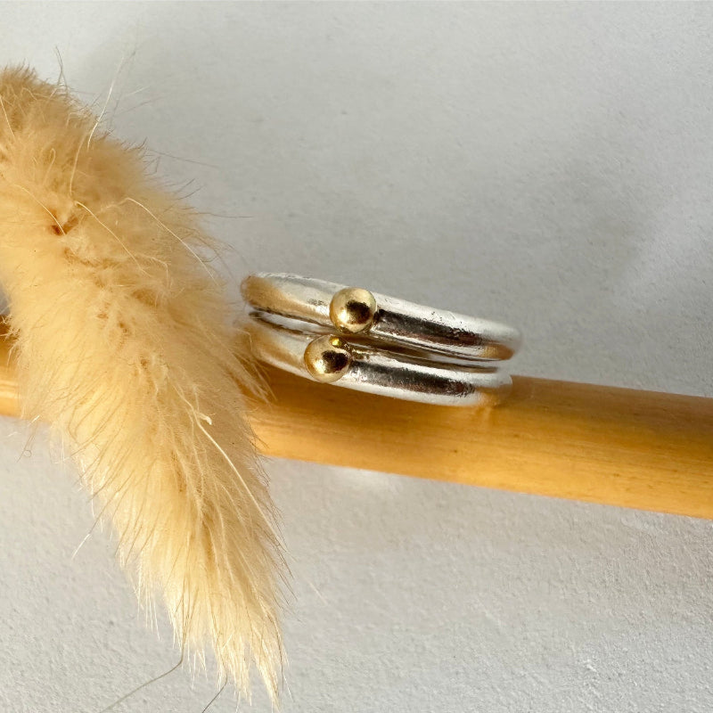 "Bague Ayodeji en argent 925 avec 2 pépites d'or 18K - design moderne EMIKemi"