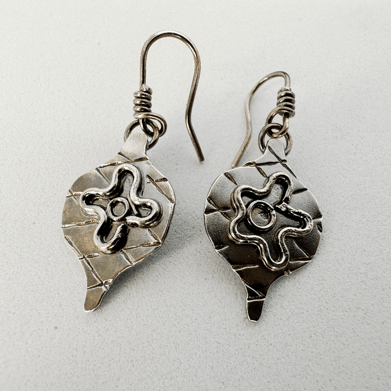 "Détail boucles d'oreilles fleur Esi - argent oxydé motif artisanal goutte"