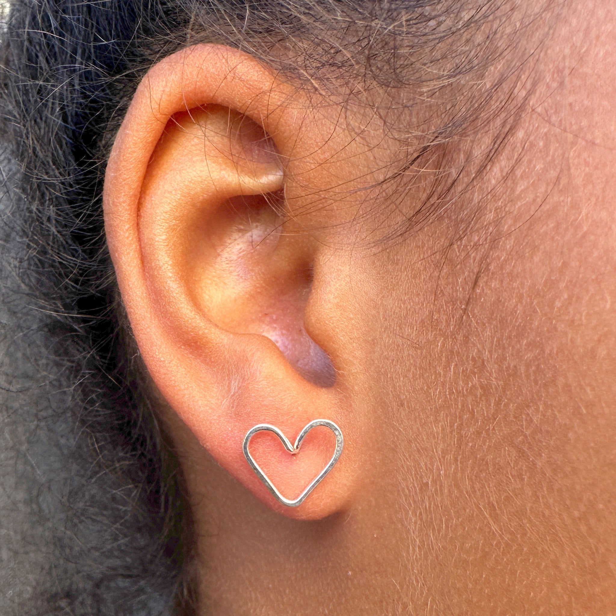 "Puces d'oreilles argent portées - bijoux légers et élégants femme"