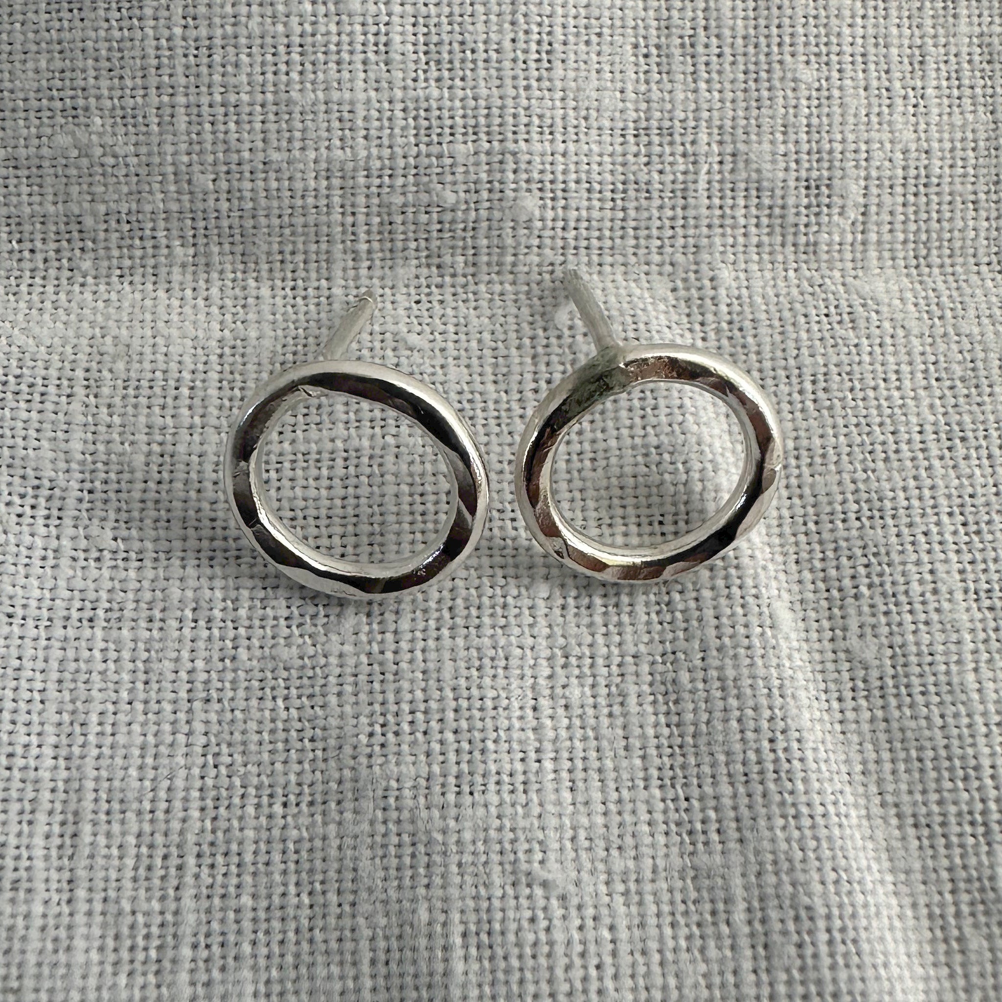 "Détail finition martelée à la main puces argent 925 collection Kahina"