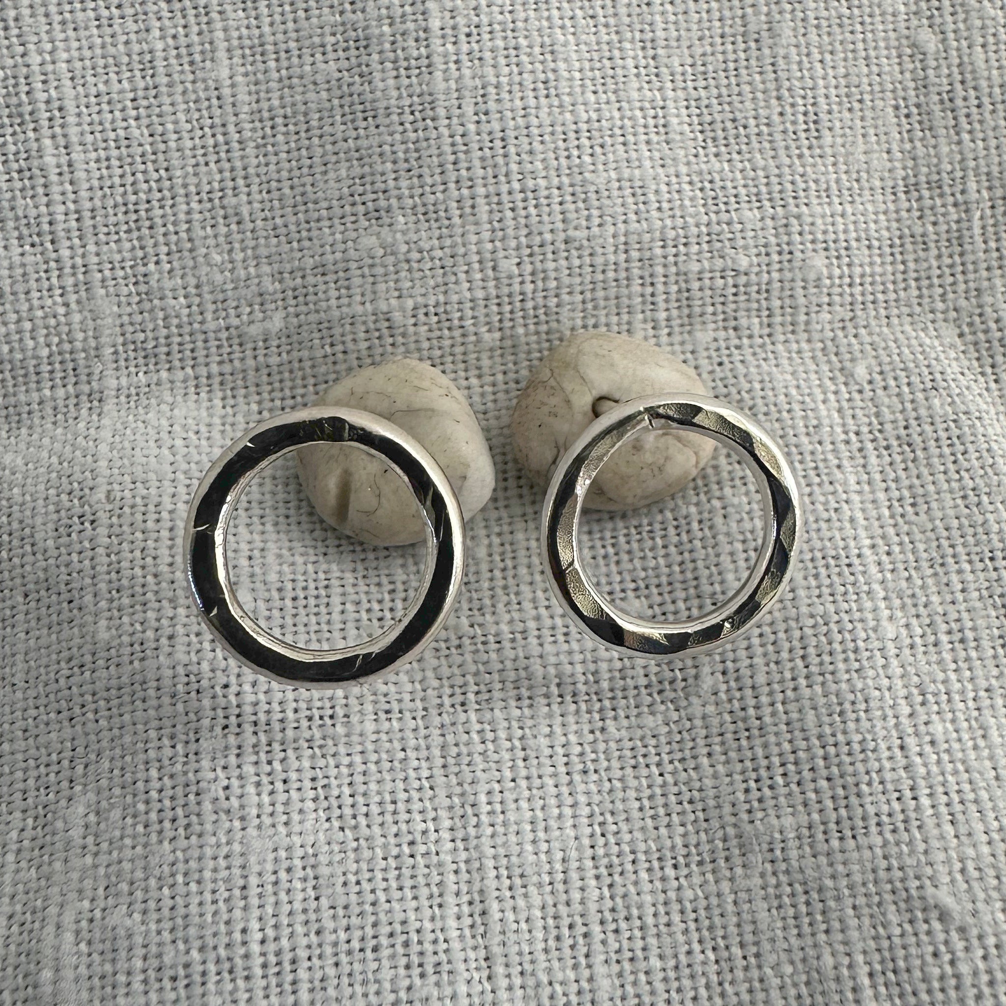 "Boucles d'oreilles artisanales argent 925 Bretagne Dinan - vue rapprochée texture"
