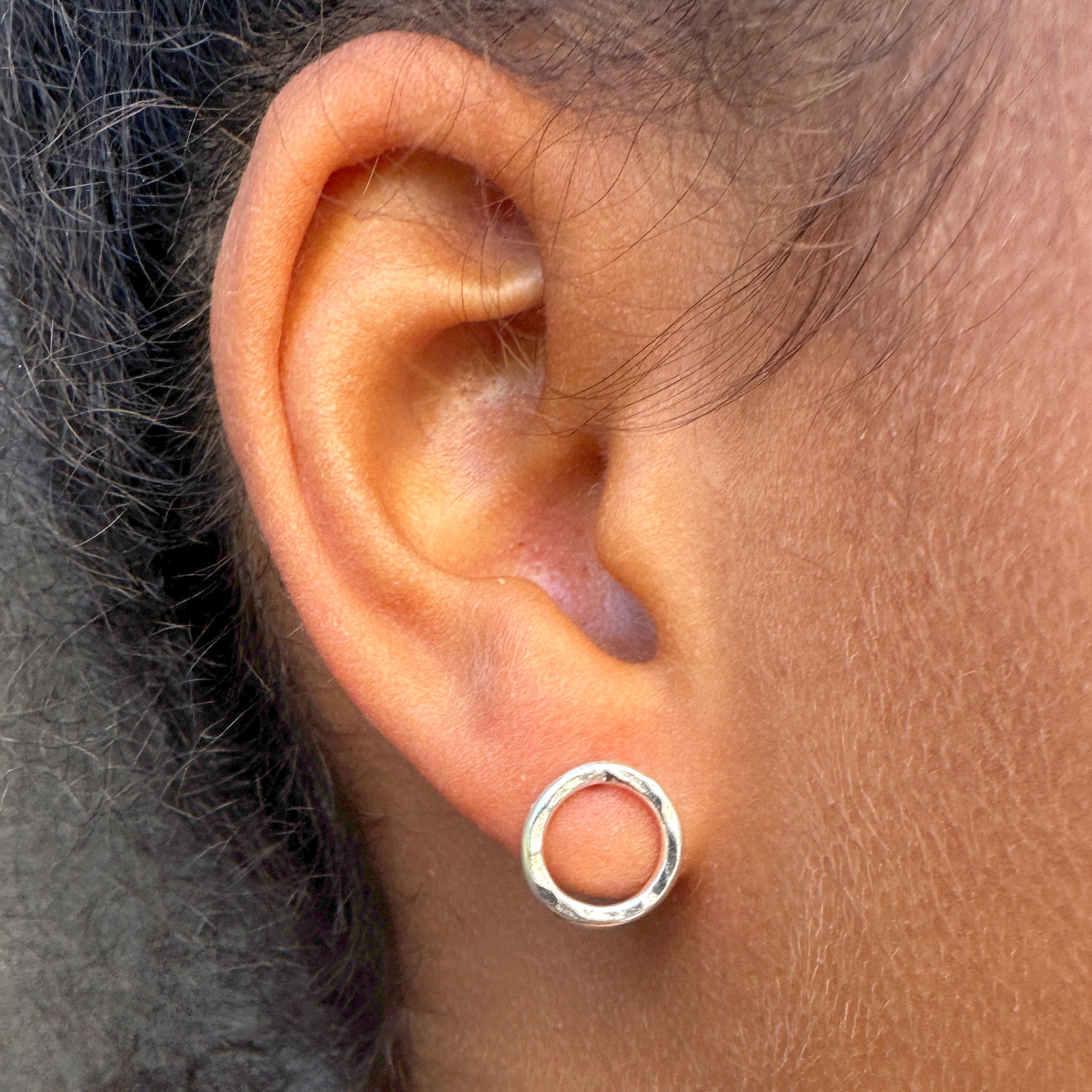 "Puces d'oreilles cercle argent portées - bijoux élégants femme quotidien"