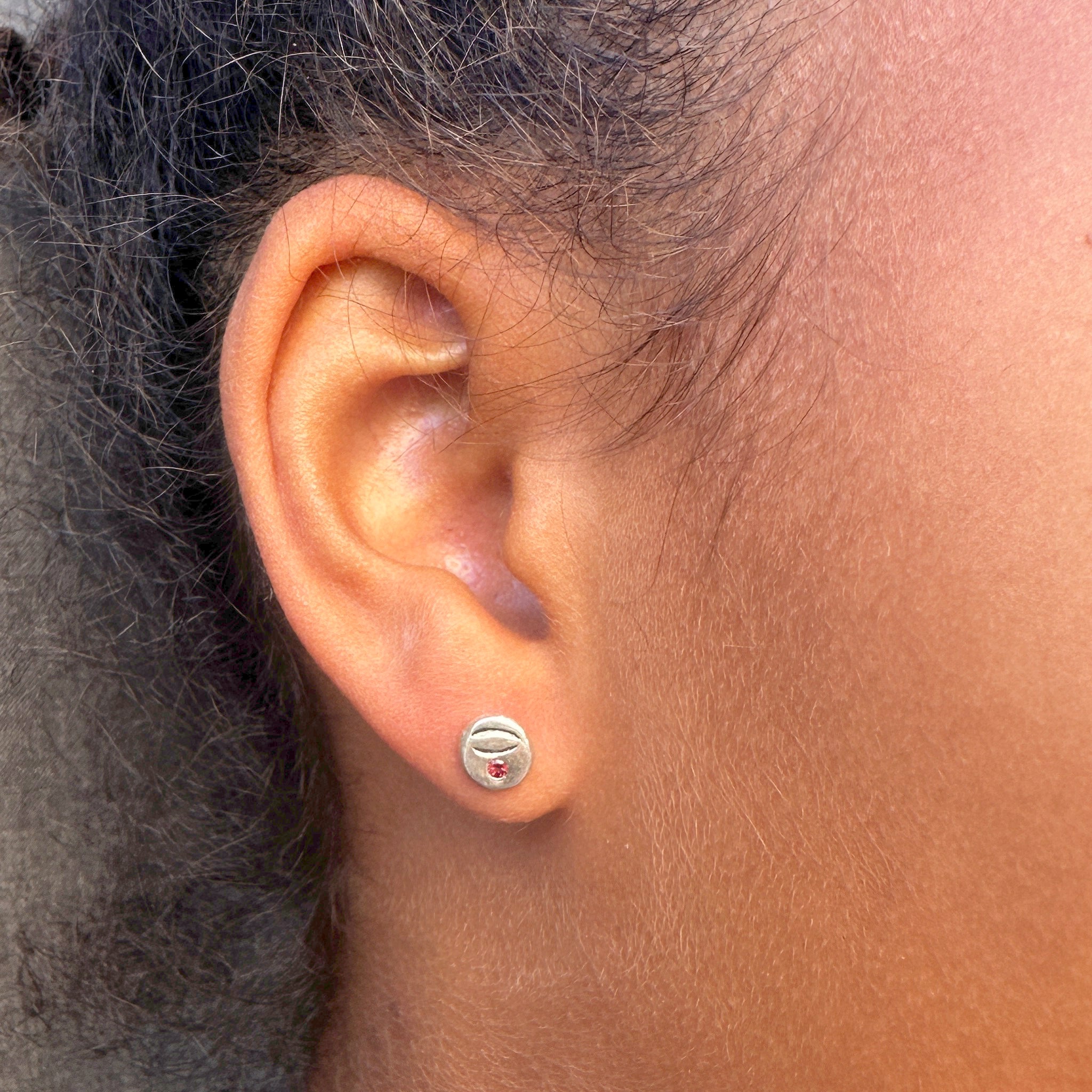 "Boucles d'oreilles Bintou en argent 925 avec pierre grenat rouge et scarifications gravées"