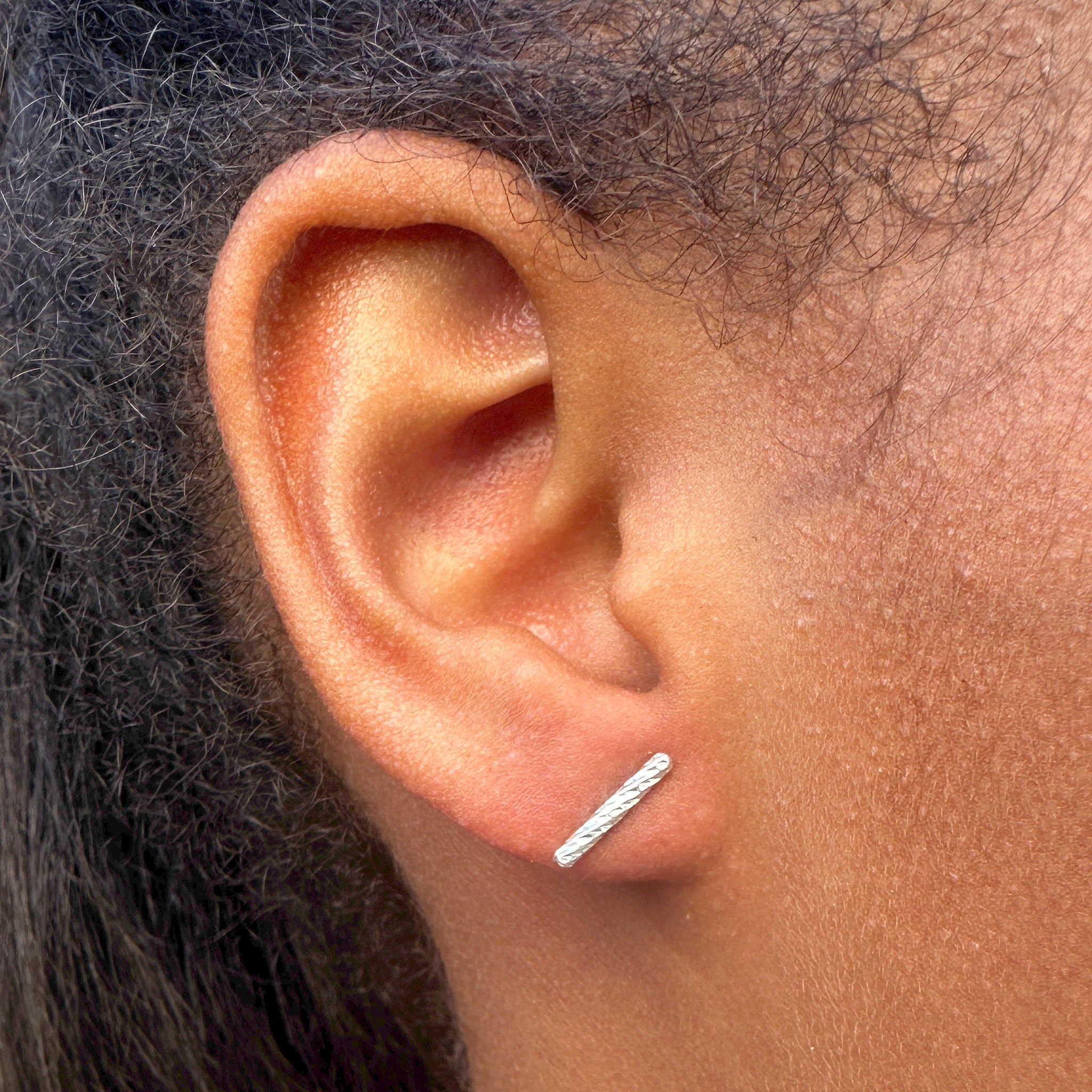 "Puces d'oreilles argent portées - bijoux élégants au quotidien femme"