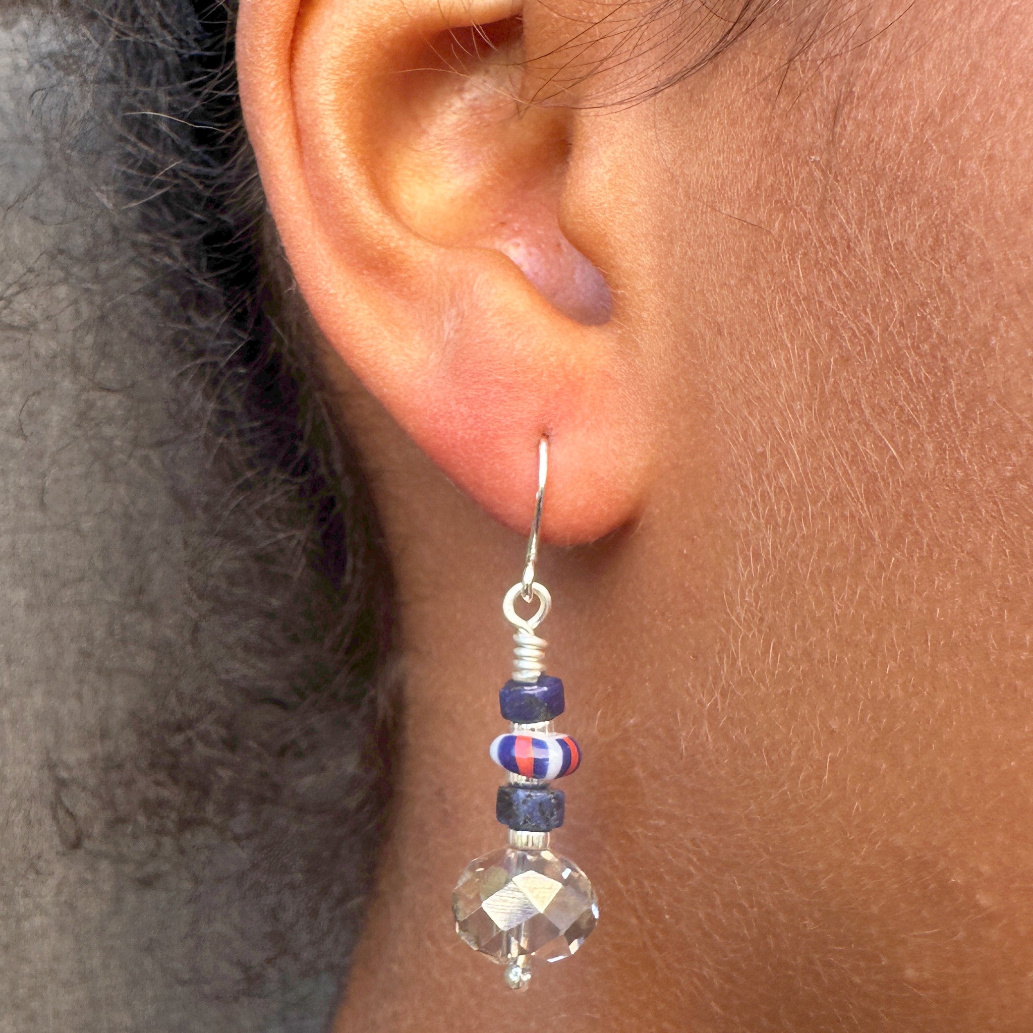 "Boucles d'oreilles artisanales Jalia portées - bijou pendants colorés EMIKemi"