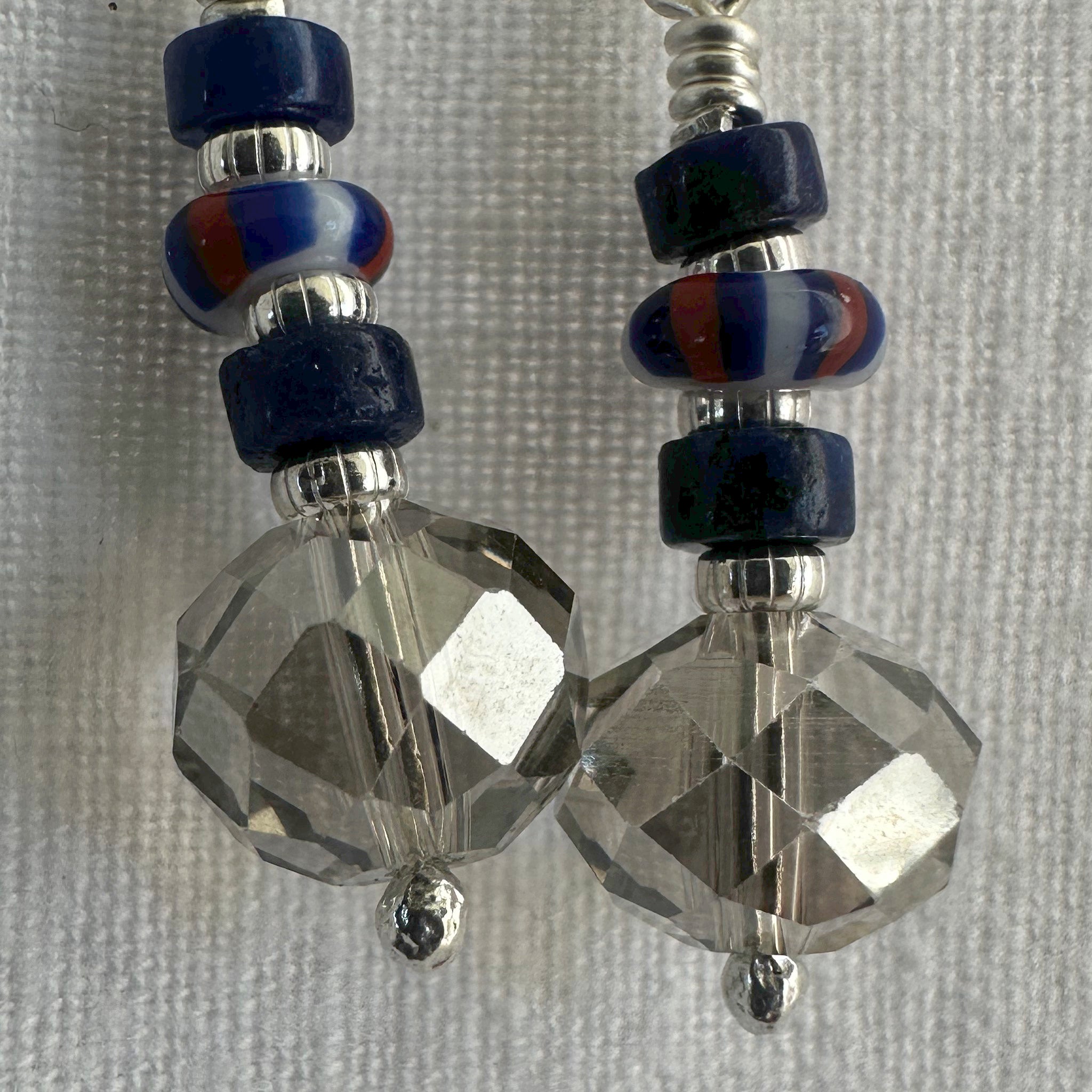 "Boucles d'oreilles pendantes Jalia en argent 925 - lapis lazuli et perles Ghana"