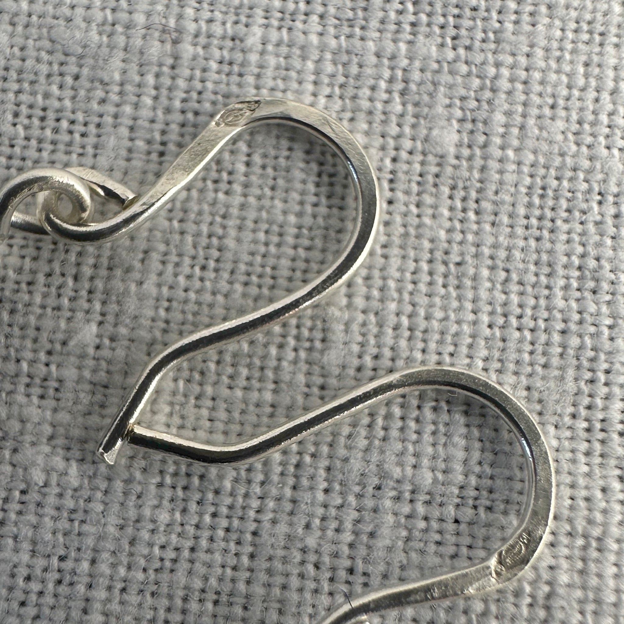 "Détail des boucles d'oreilles Jalia - pierres bleues lapis lazuli et perles colorées"