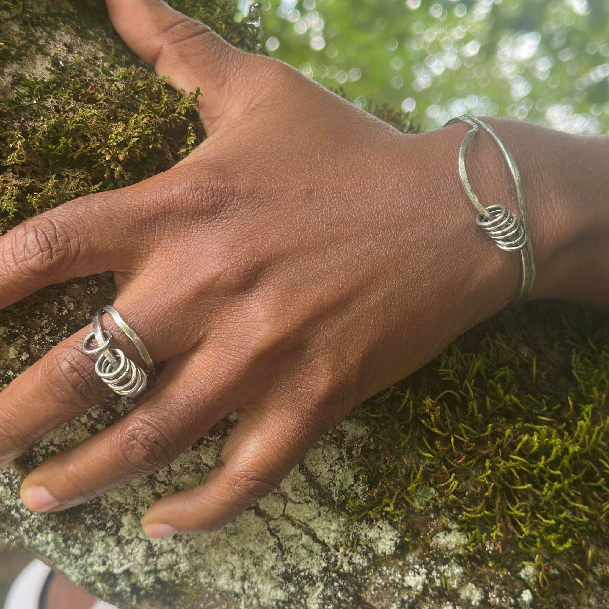 Bracelet en argent avec 6 anneax et sa bague.