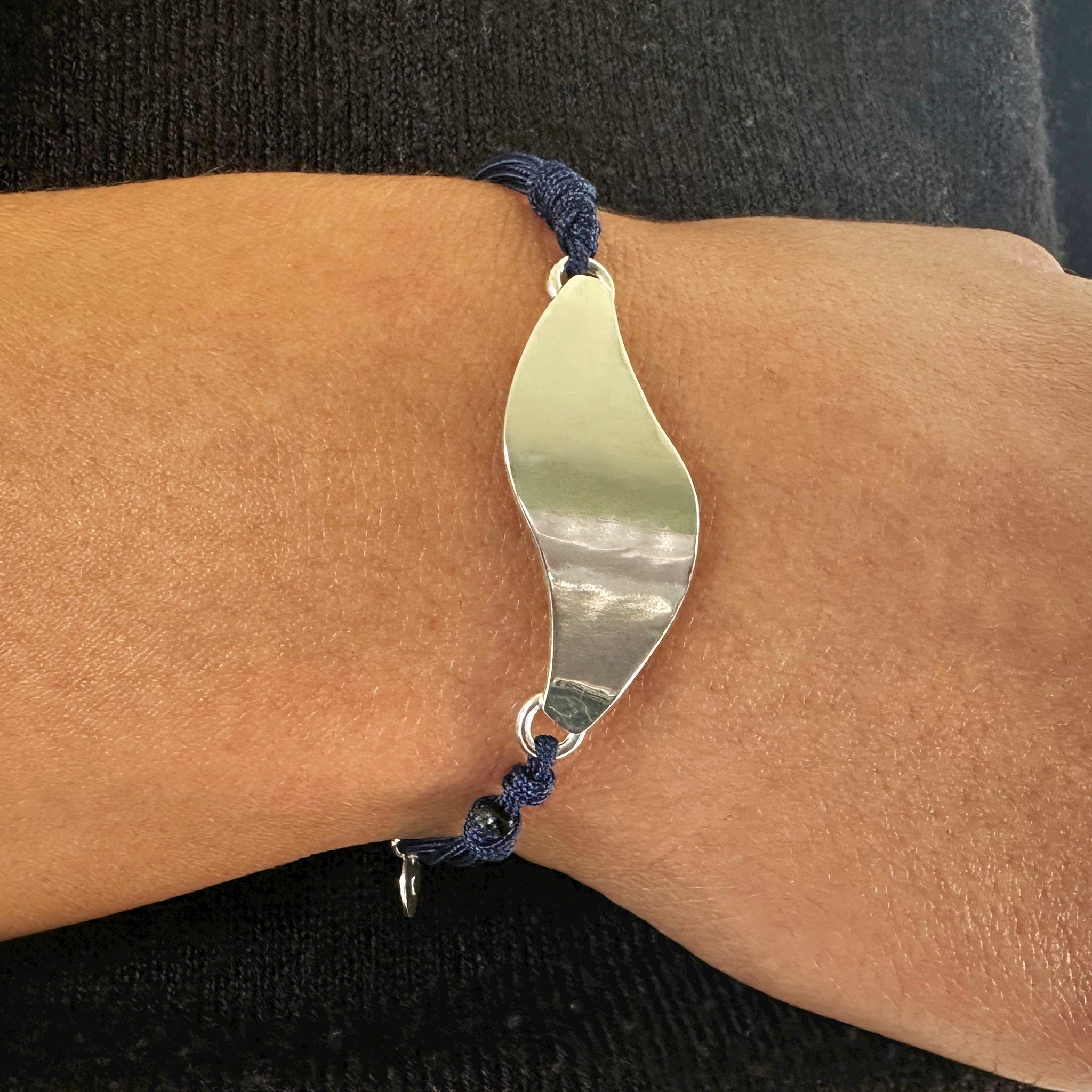 "Détail bracelet cordon bleu Yeleen porté - plaque argent texturée inspirée du tissu wax"