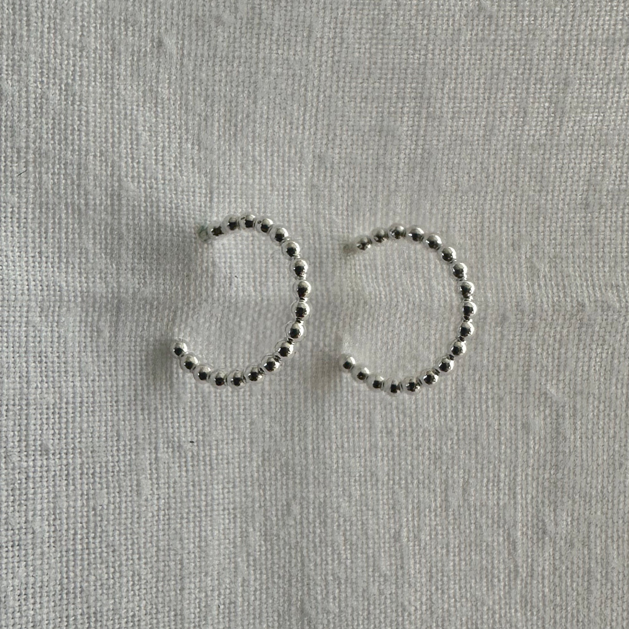"Détail créoles Kara - fil perlé argent sterling 1,8mm design minimaliste"