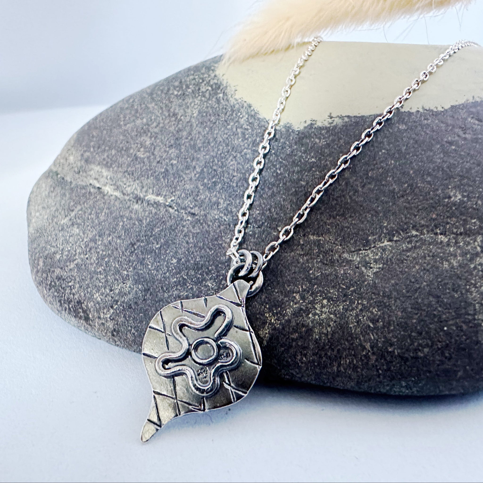 "Collier à fleur Esi argent - forme goutte losanges martelés artisanal"